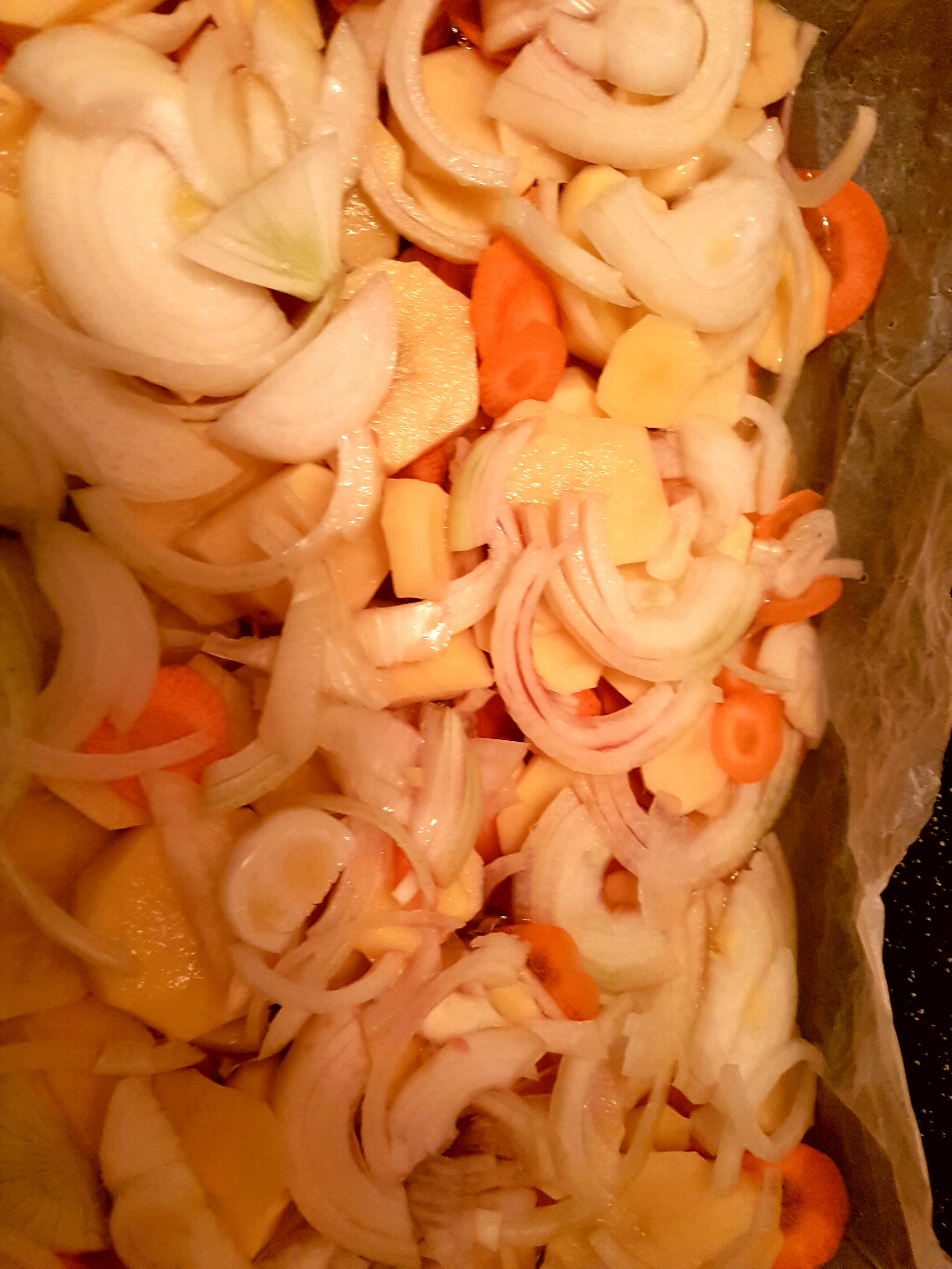 Peste macrou cu legume în cuptor