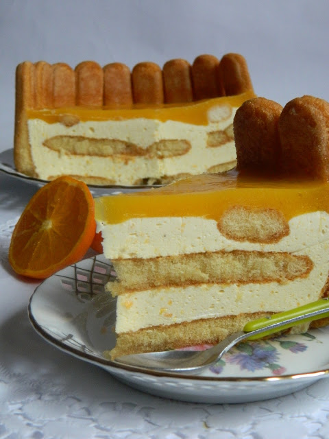 Tort de piscoturi cu crema de mascarpone, mandarine si mango