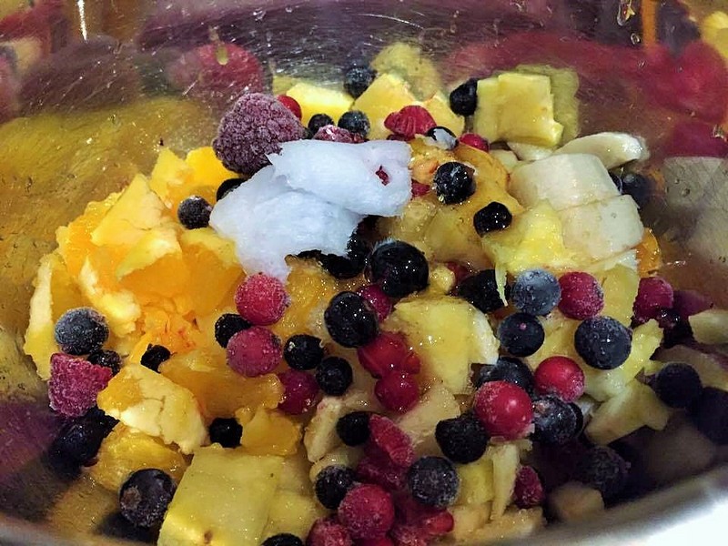 Salata de fructe cu cocos si busuioc