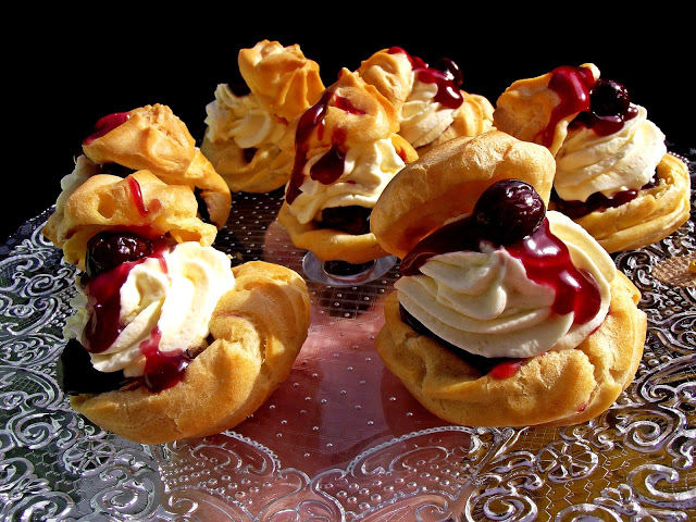 Desert choux cu crema de mascarpone si visine in jeleu