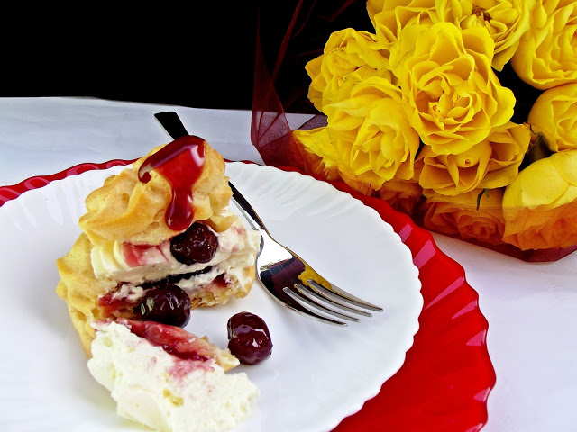 Desert choux cu crema de mascarpone si visine in jeleu