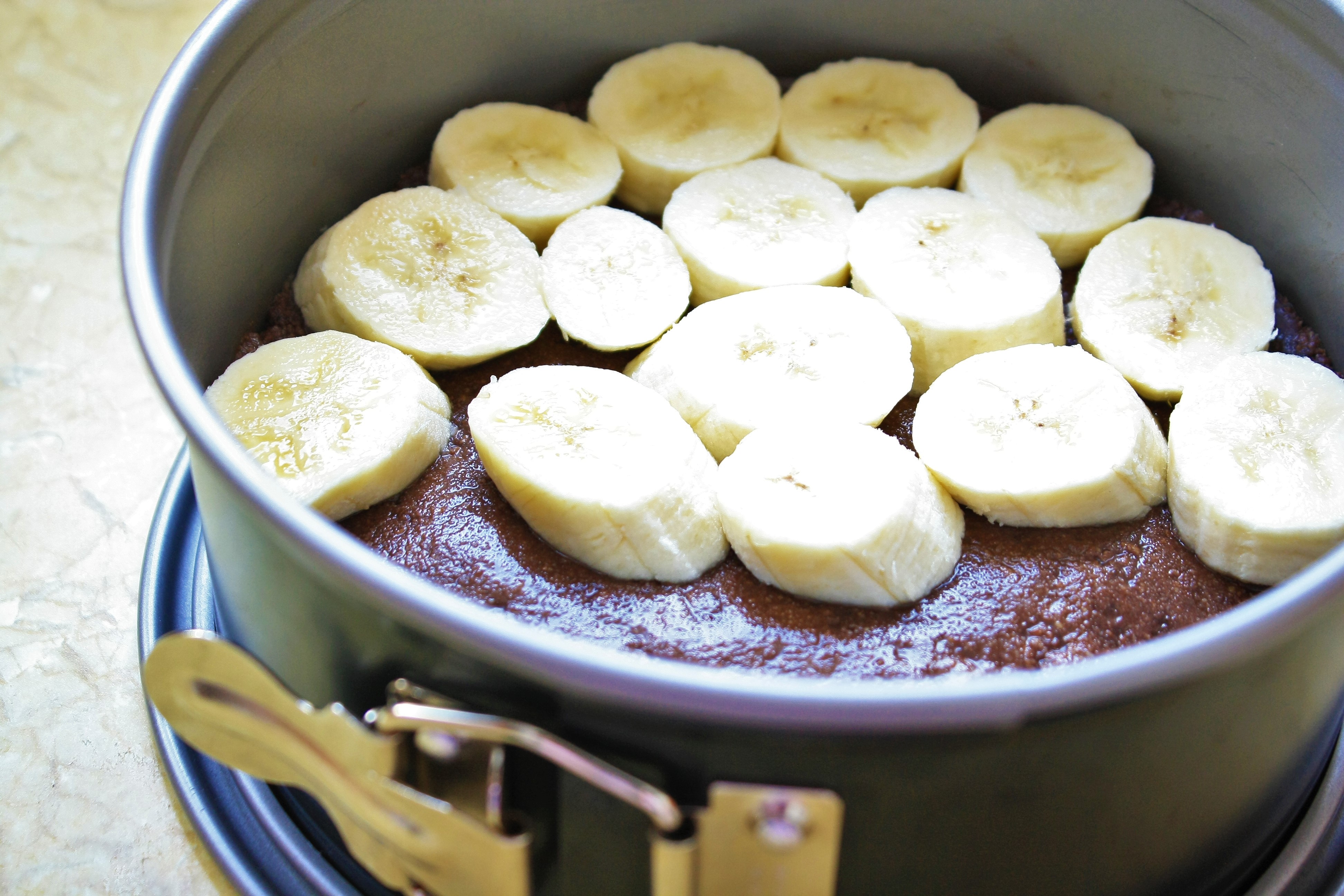 Desert tort de ciocolata si banane fara coacere