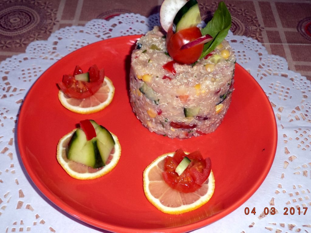 Salata cu quinoa, ton si migdale