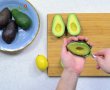 Cum se curata un avocado-3