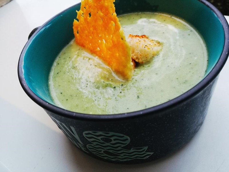 Supa crema de broccoli cu chips de parmezan