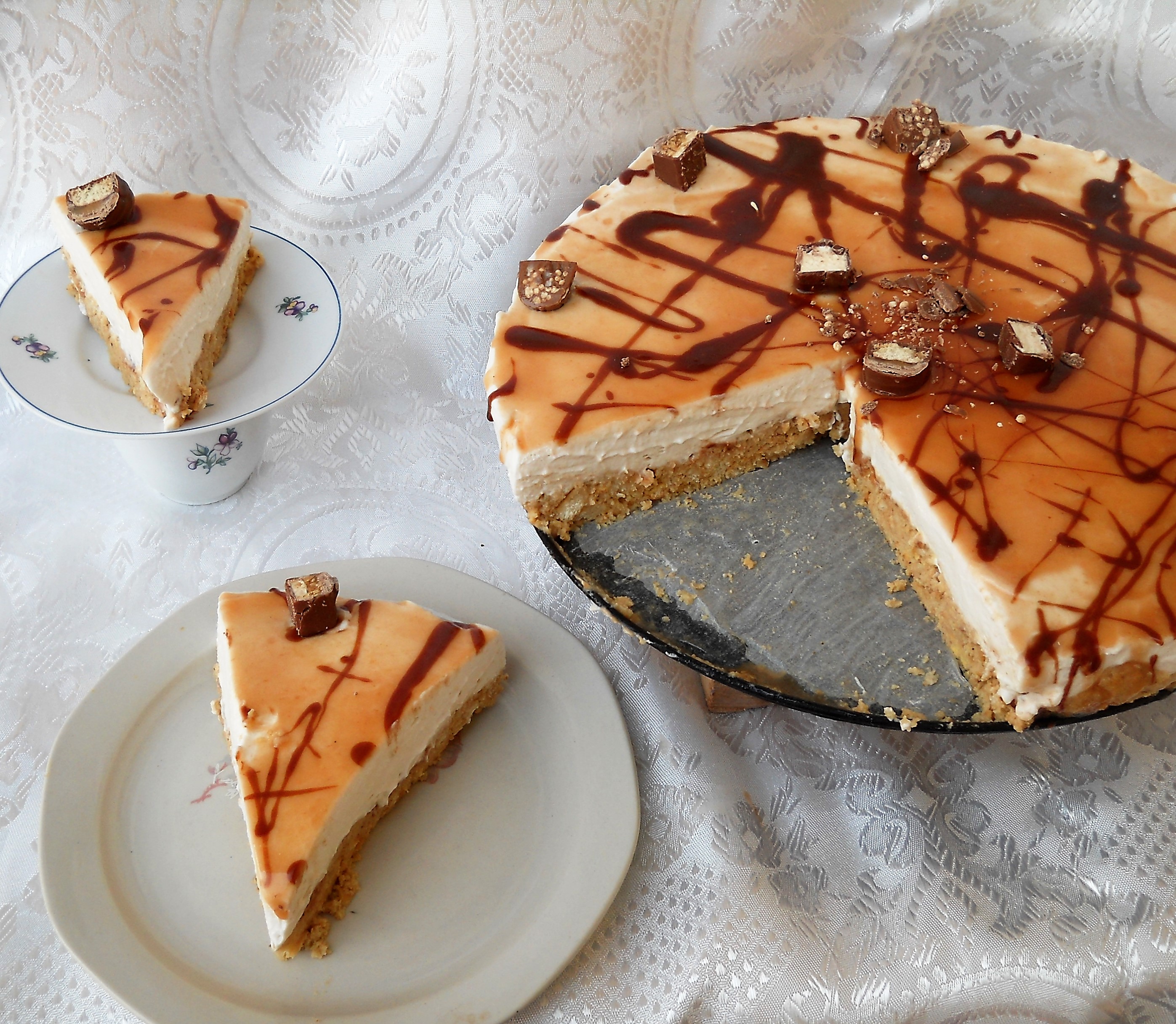 Desert tort cu blat de biscuiti si crema caramel