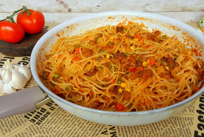 Spaghete cu carne de porc, legume mexicane si sos de rosii