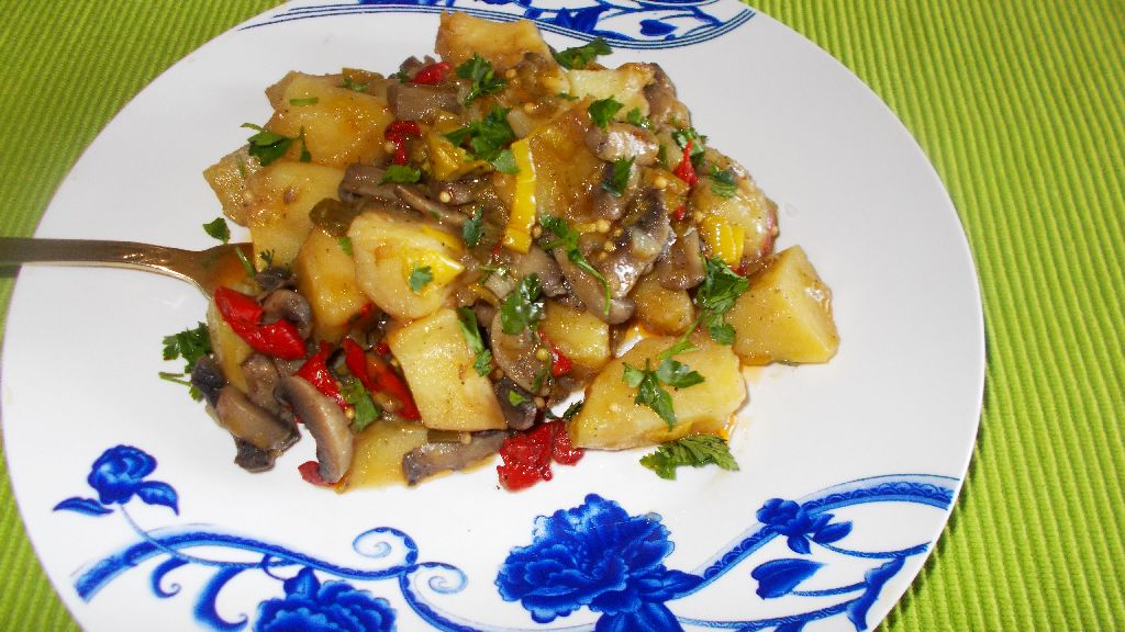 Mancare de cartofi cu ciuperci sotate