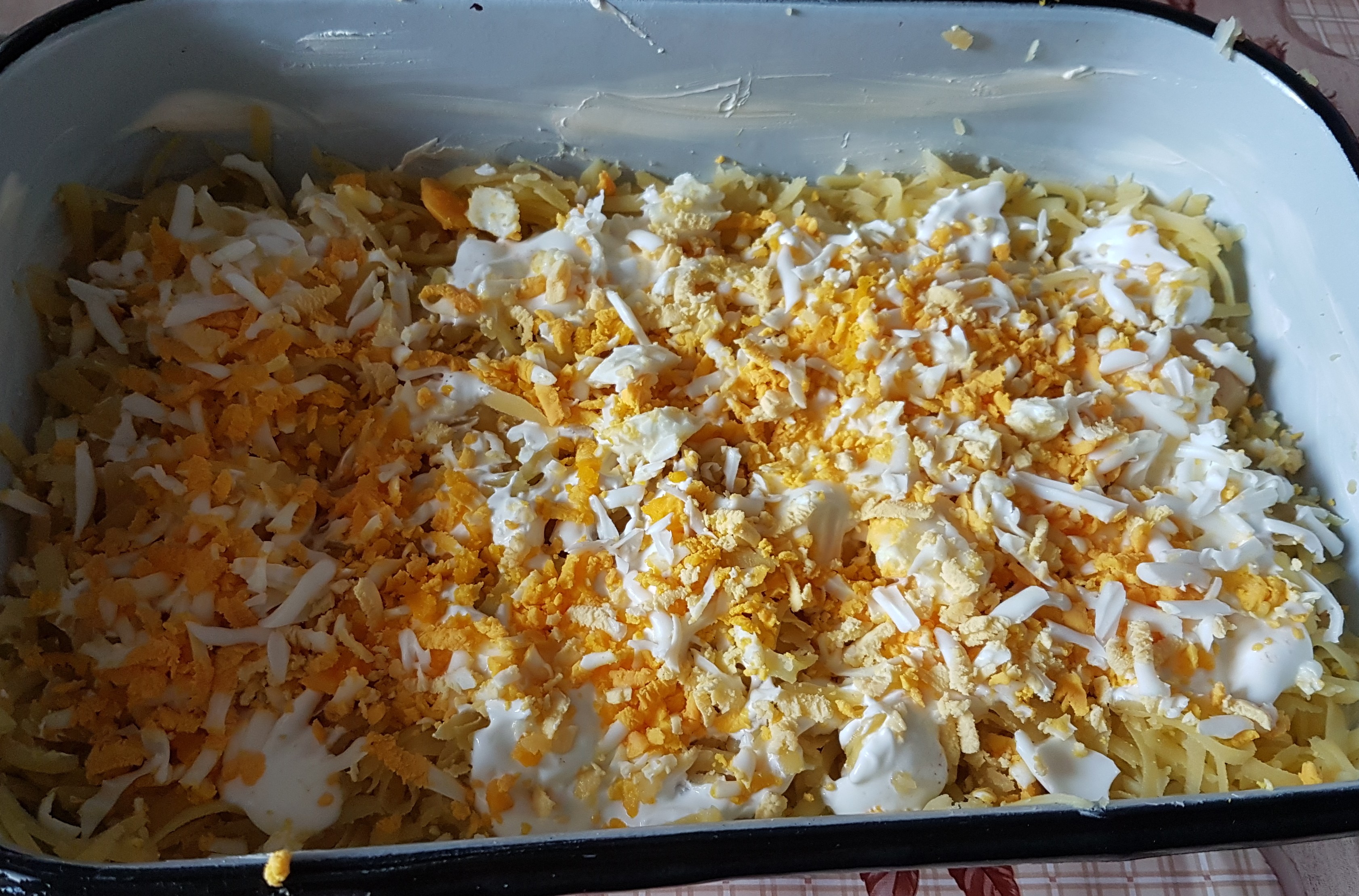 Aperitiv cartofi gratinati cu oua, carnati si cascaval