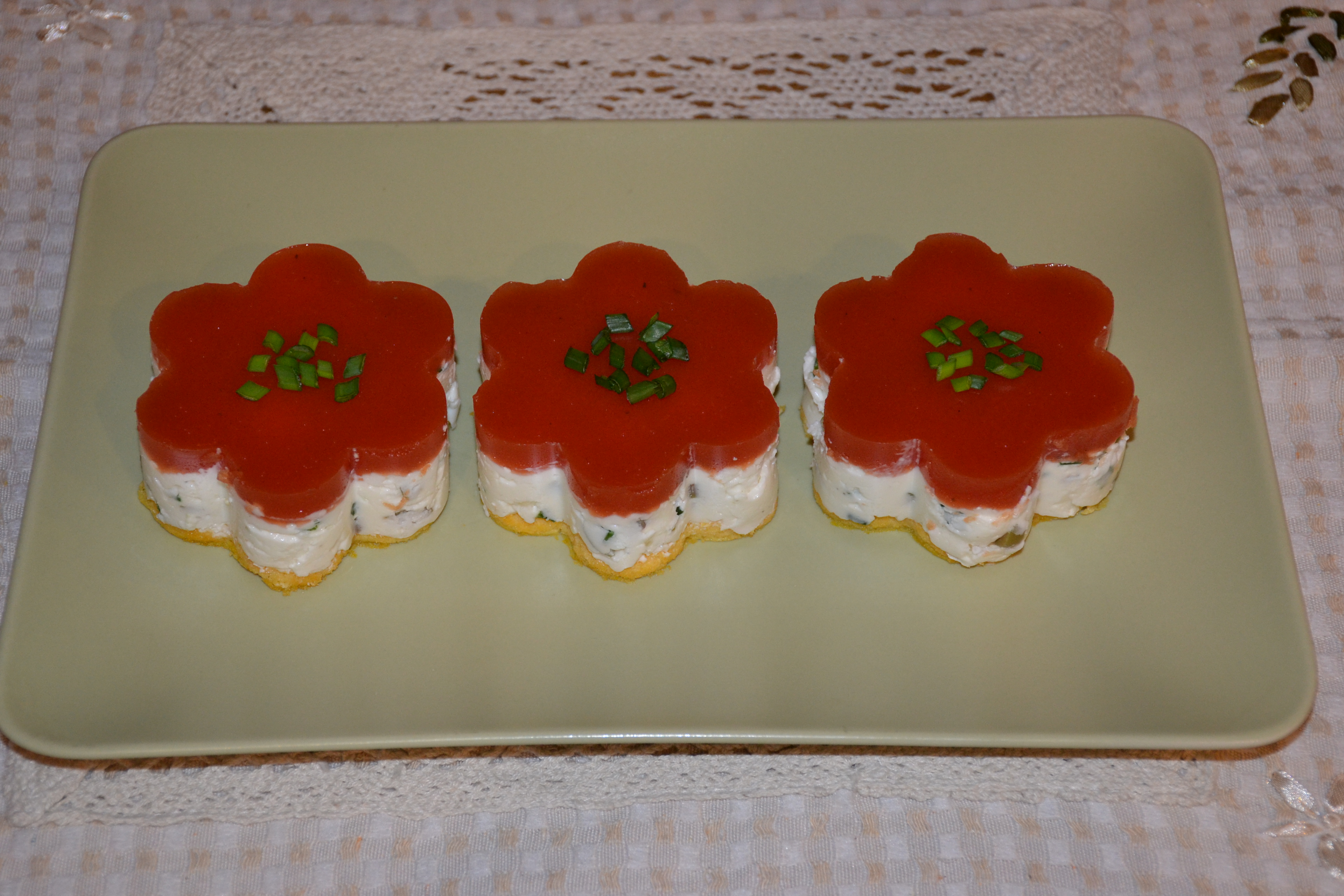 Aperitiv cheesecake cu topping de rosii