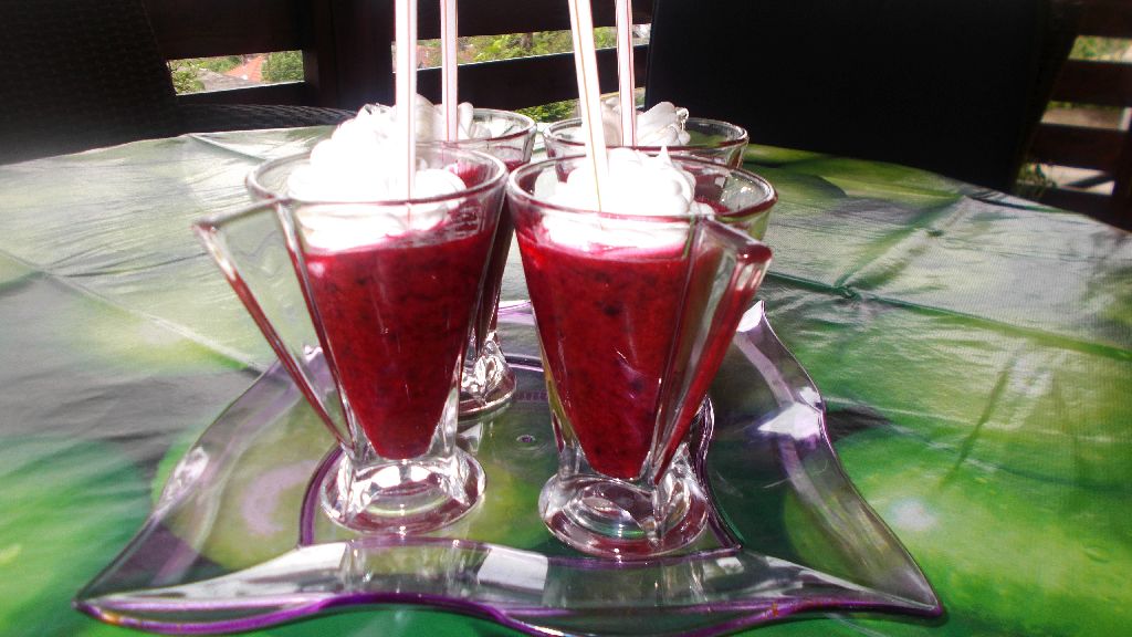 Smoothie din fructe de padure cu frisca