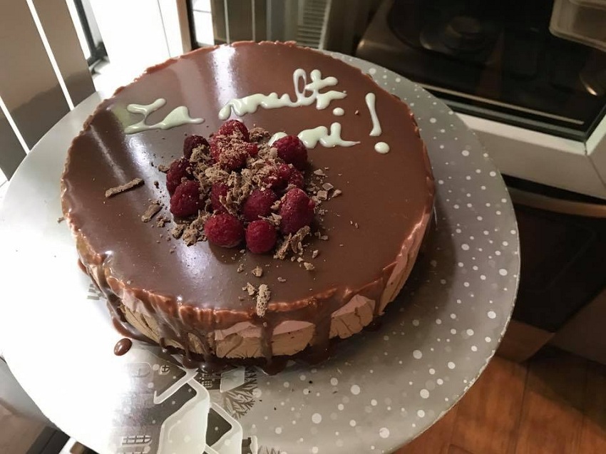 Desert tort cu mousse de ciocolata si zmeura