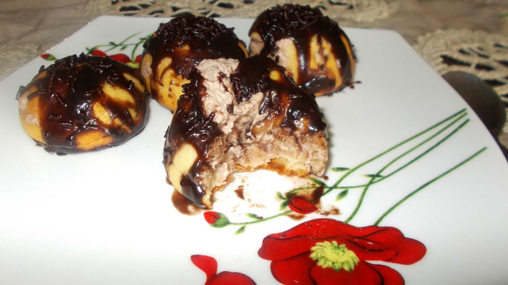 Desert profiterol cu crema de ciocolata si mascarpone