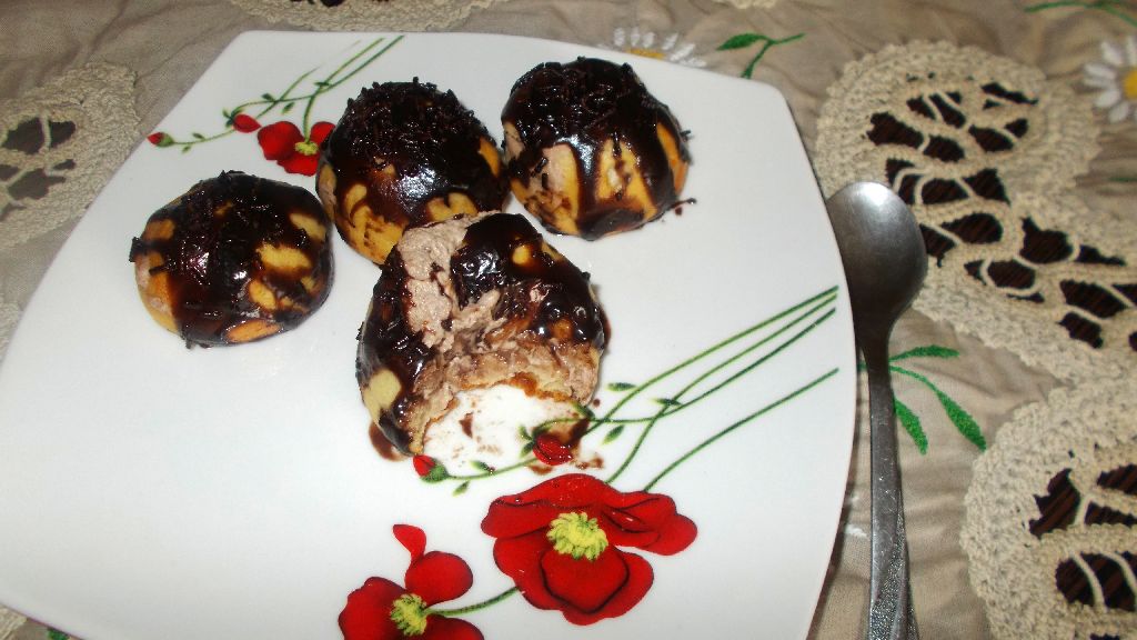 Desert profiterol cu crema de ciocolata si mascarpone