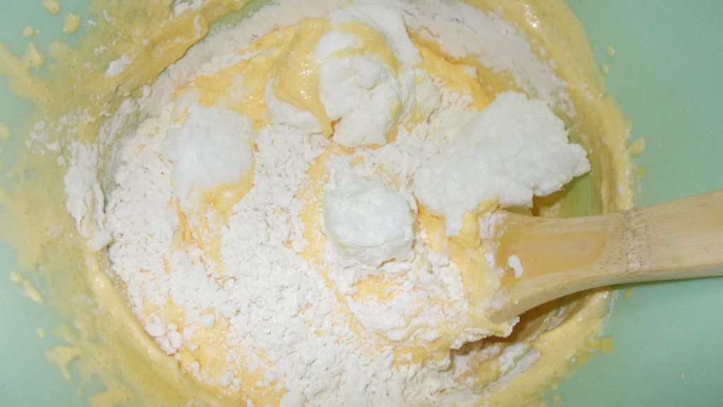 Desert prajitura cu crema de ciocolata alba si fructe de padure