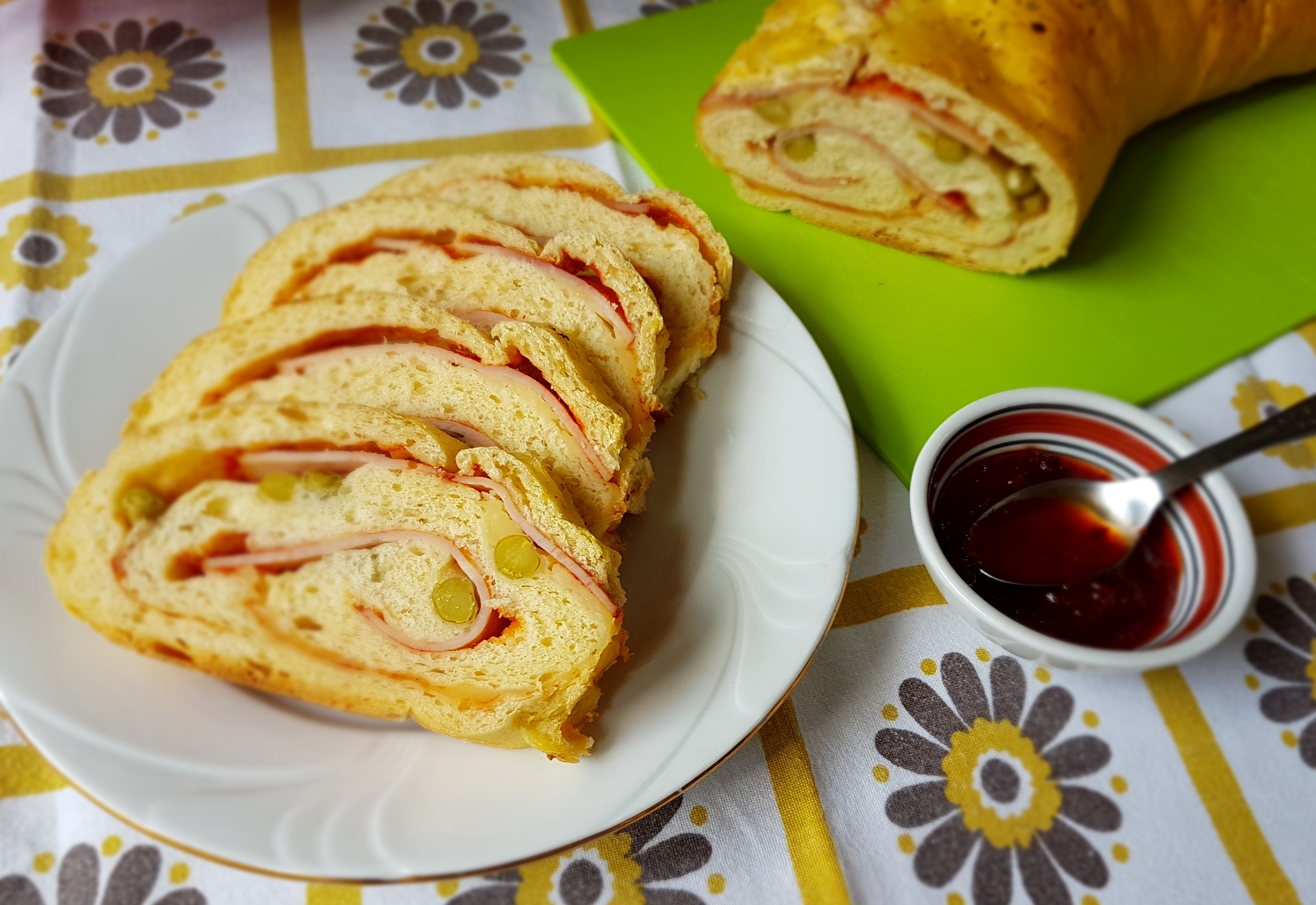 Aperitiv rulada cu sunca, cascaval si mazare