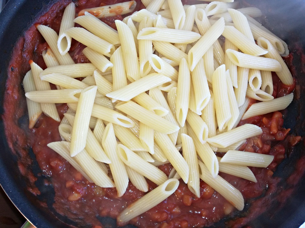 Penne cu sos de rosii si bacon