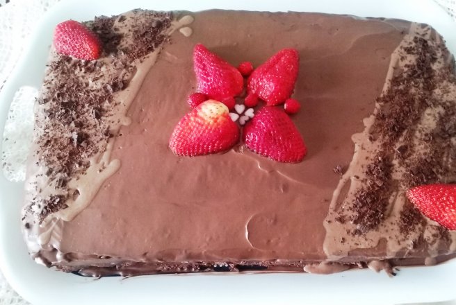 Desert tort cu mousse de ciocolata si zmeura