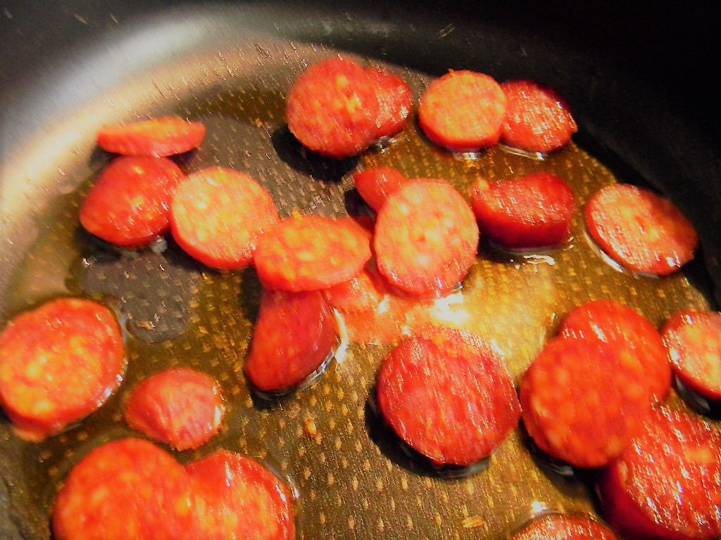 Cartofi noi cu carnati picanti