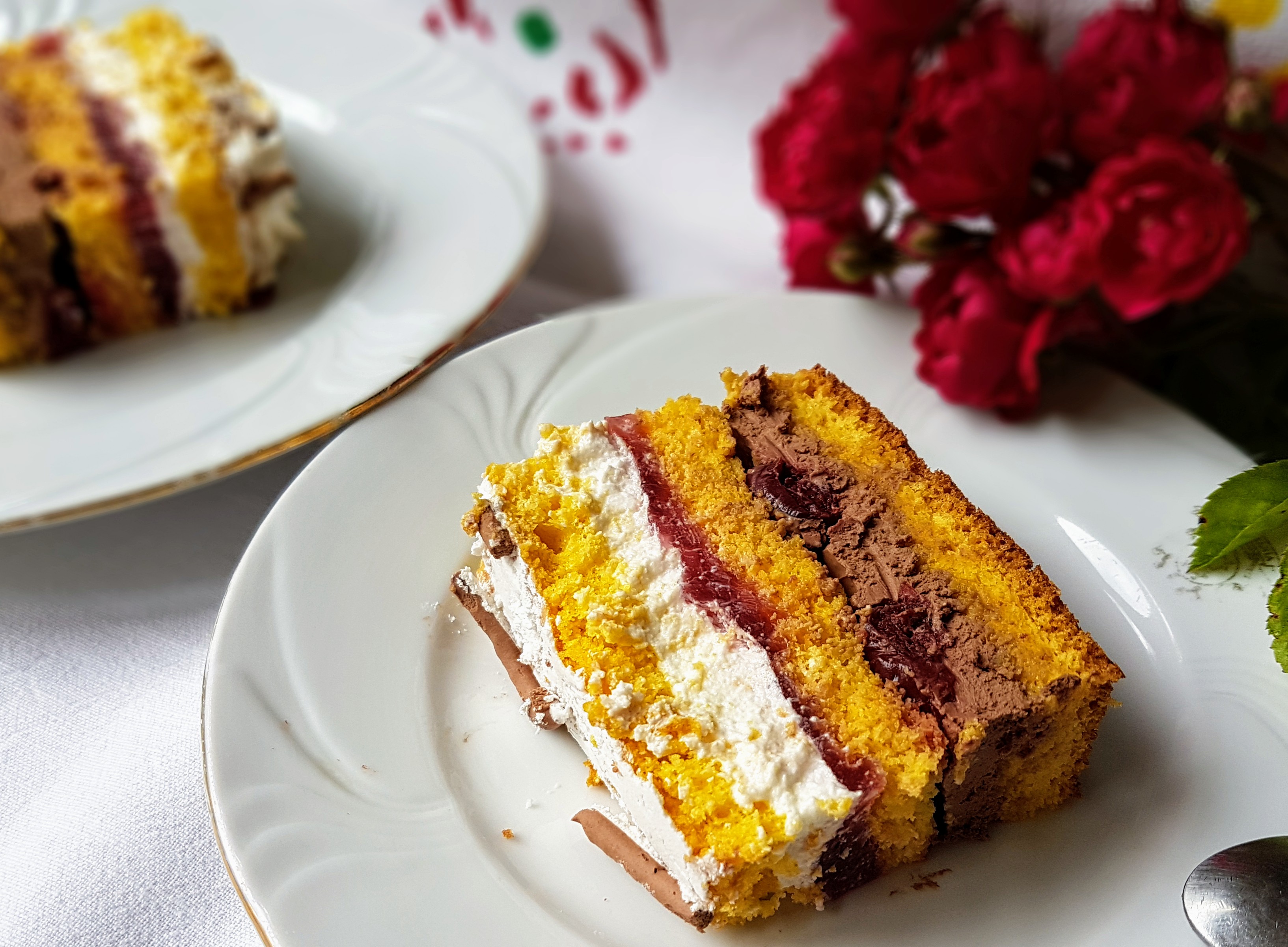 Desert tort cu crema de ciocolata, crema de mascarpone si jeleu de visine