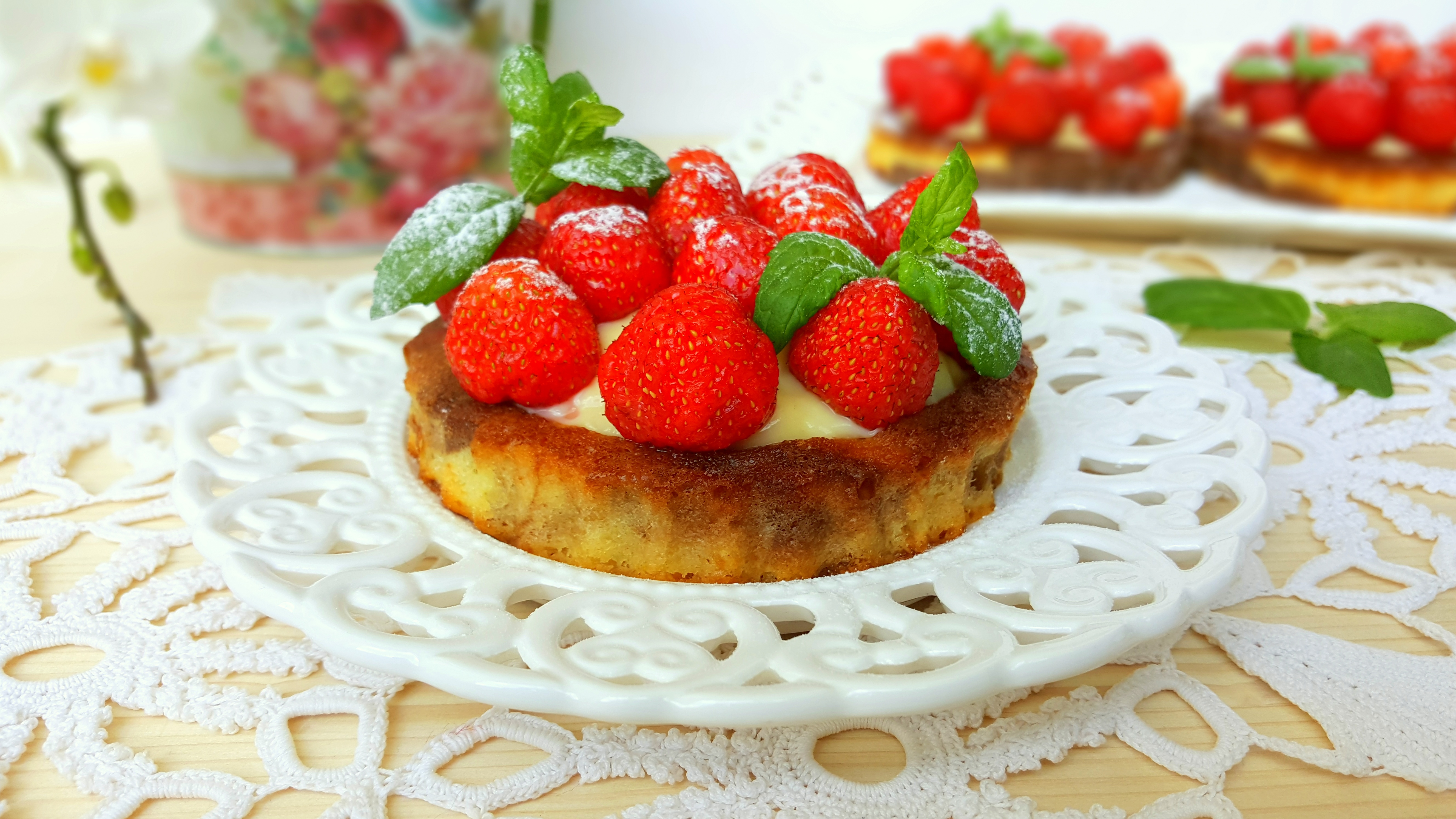 Desert mini-tarte bicolore cu crema de vanilie si capsuni