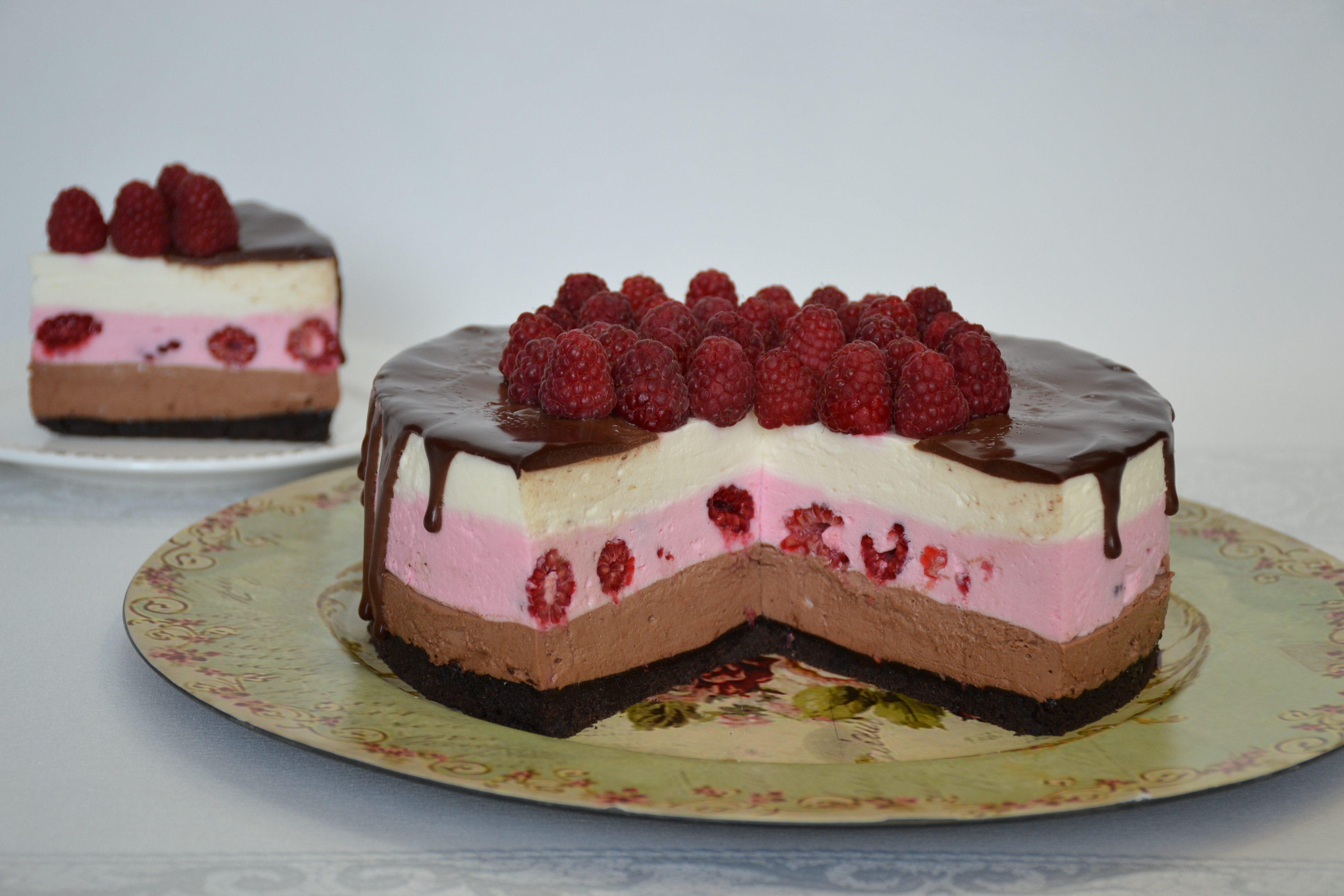 Desert tort trio cu zmeura, ciocolata si mascarpone