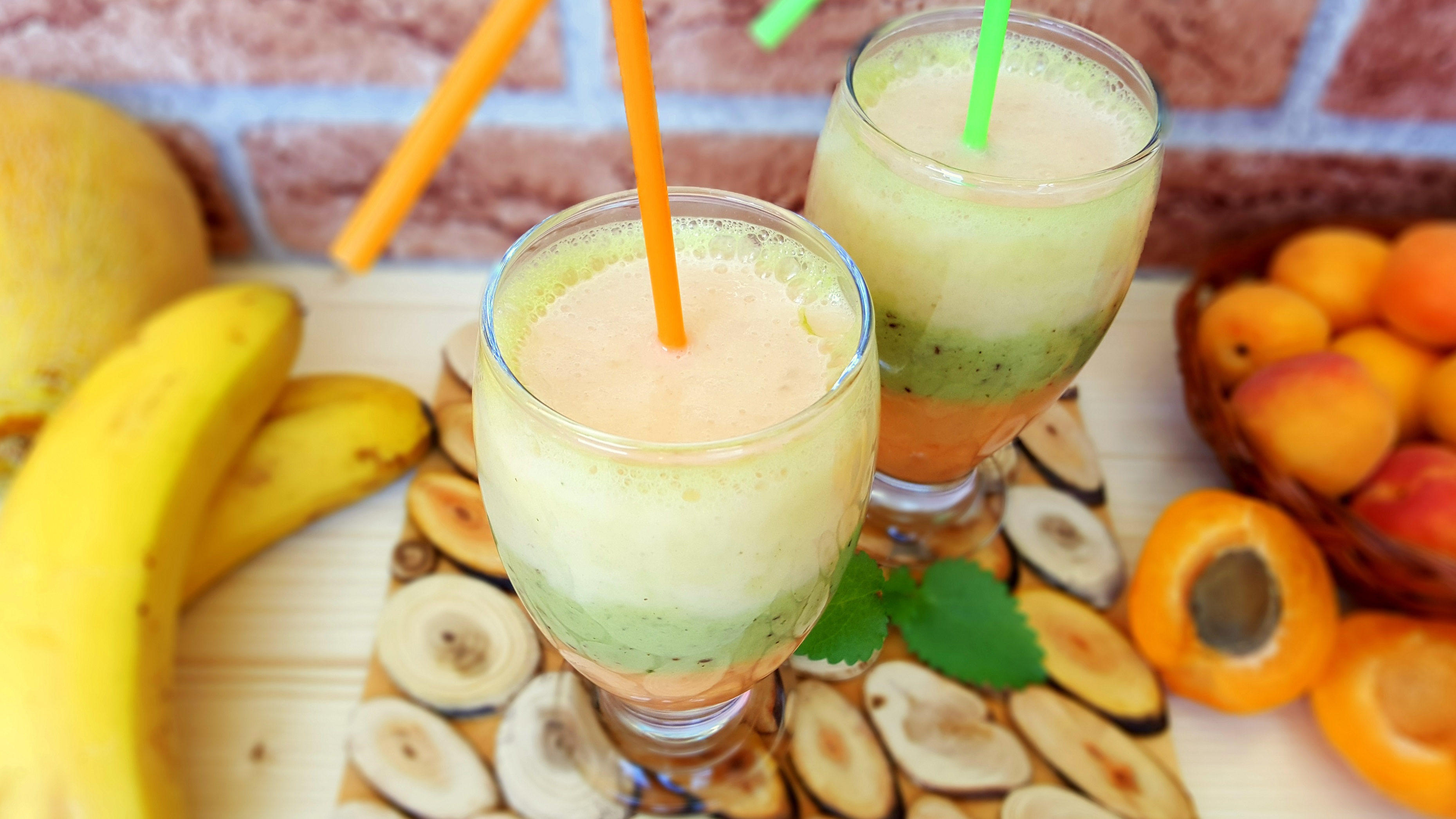 Smoothie cu iaurt, caise, kiwi, banana si pepene galben