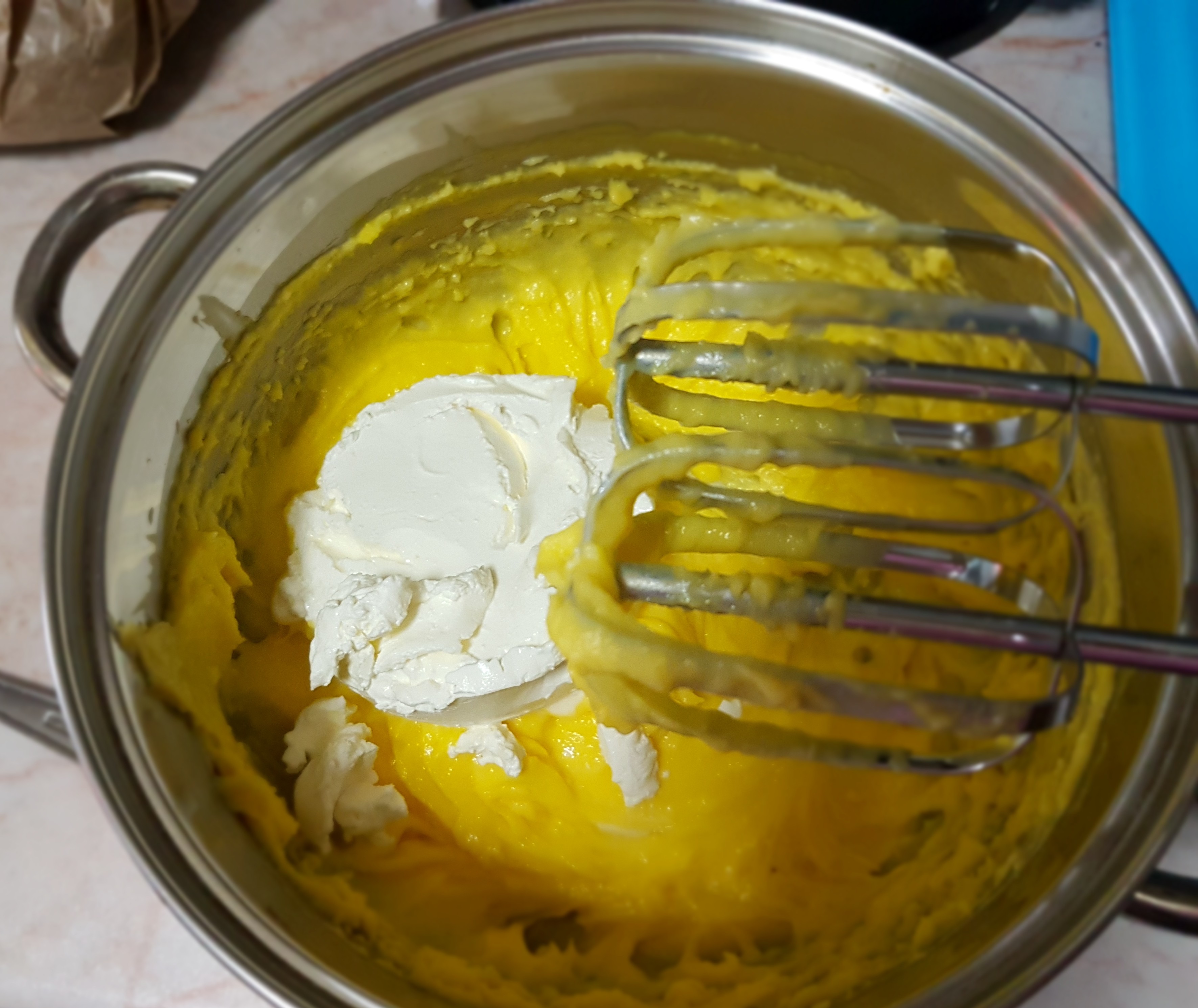 Desert tort cu jeleu de cirese si crema de vanilie cu mascarpone