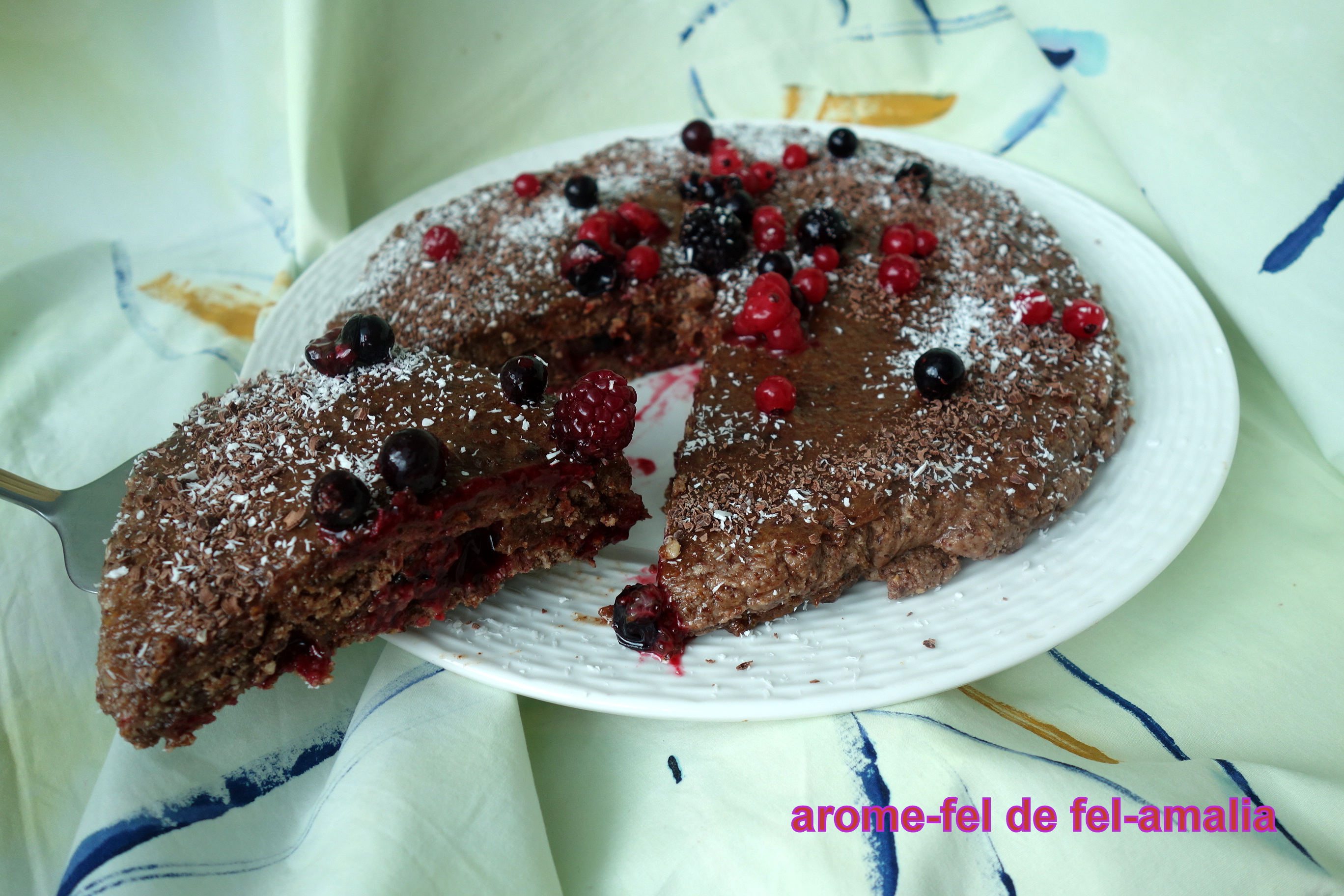 Desert tort raw-vegan cu ciocolata noir si fructe de padure