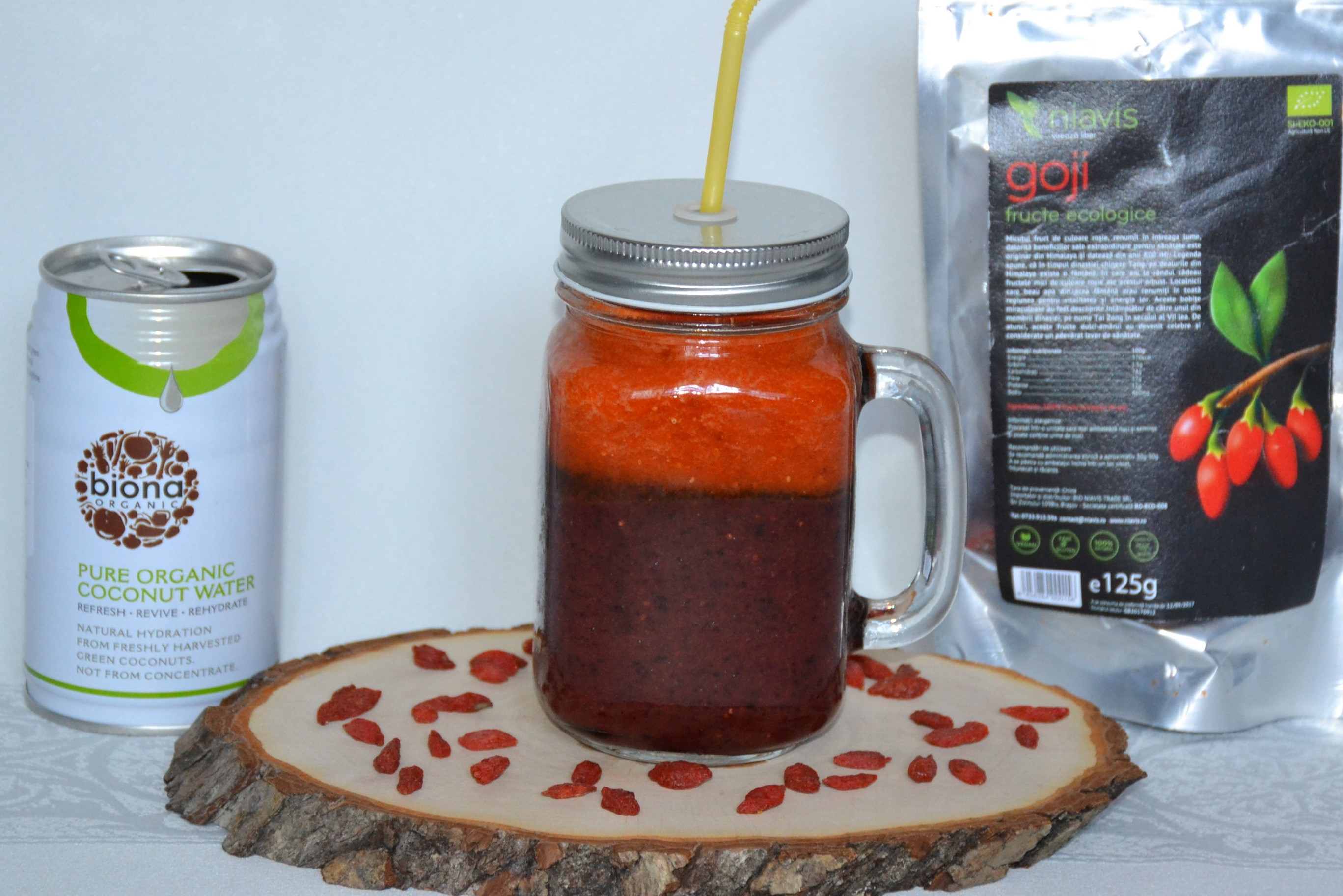 Smoothie revigorant cu fructe de goji si apa de cocos