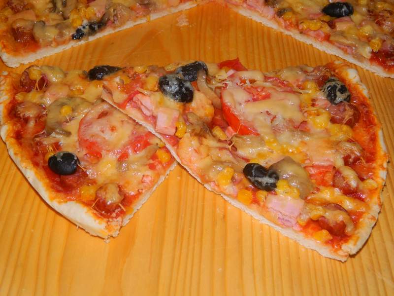 Pizza duet cu porumb si diverse