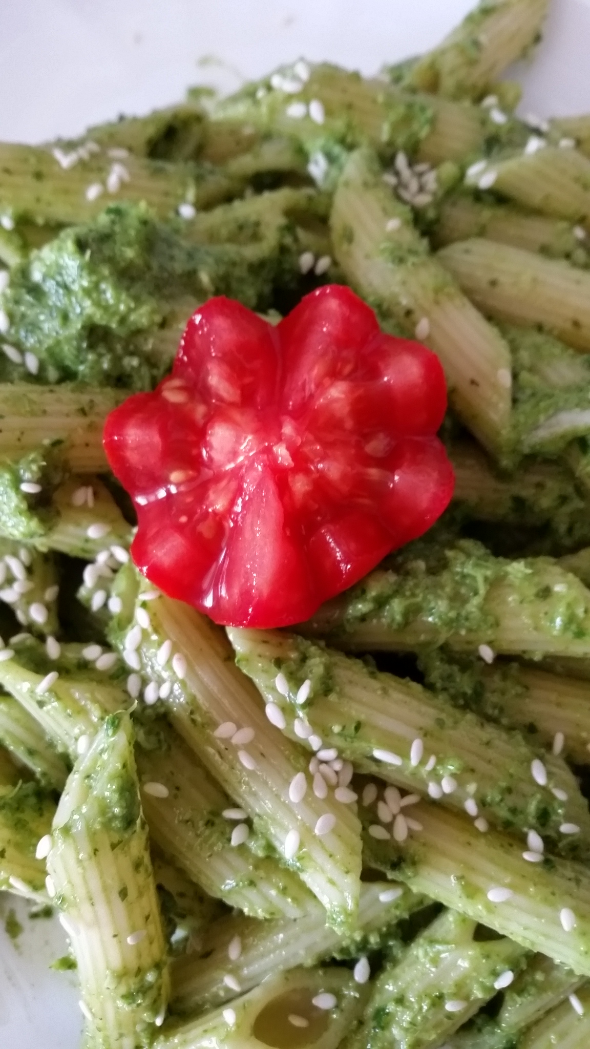 Mini penne cu salsa de busuioc si fulgi de migdale