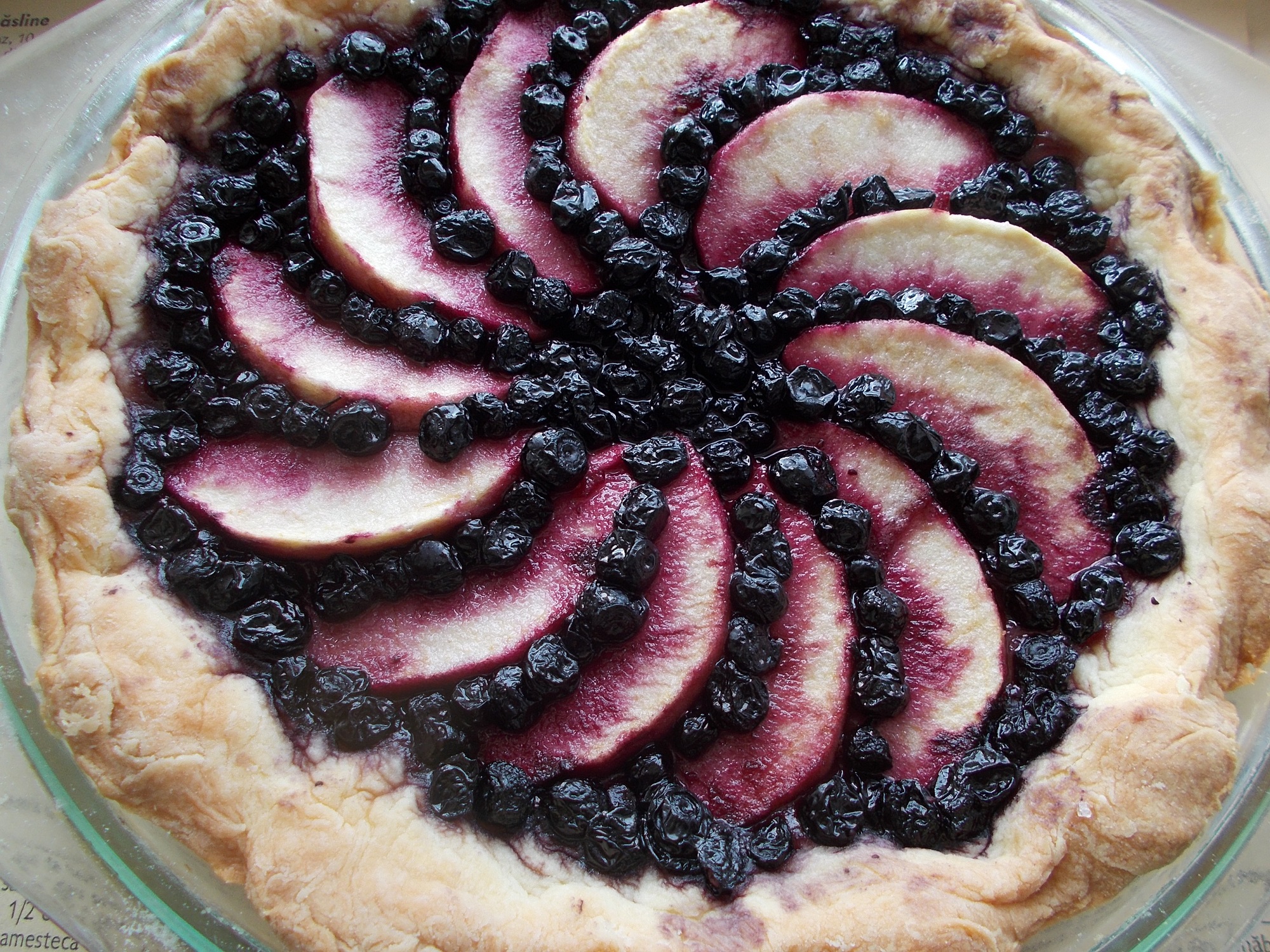 Desert tarta cu mere, afine si dulceata de trandafiri