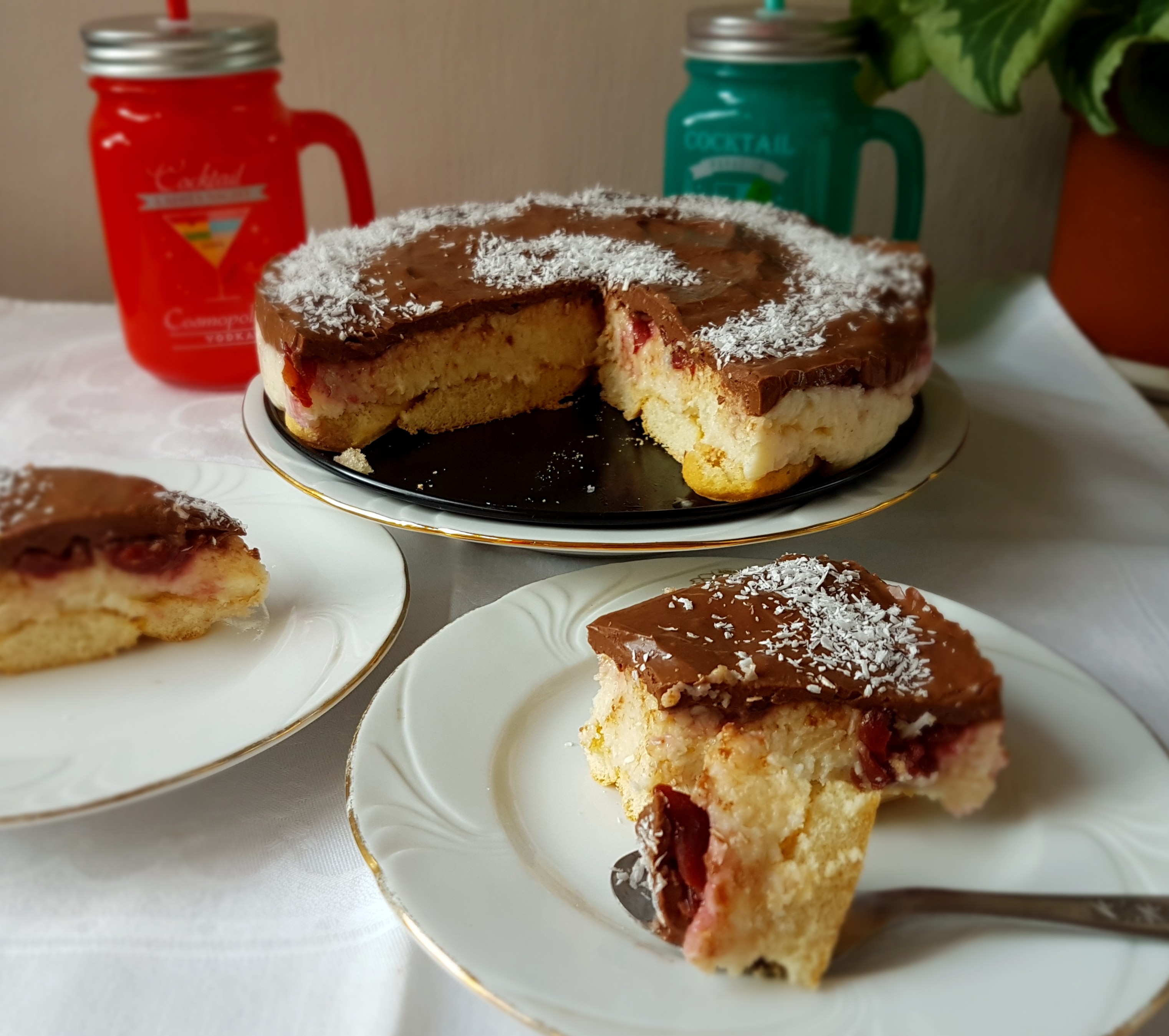 Desert tort cu blat de piscoturi si crema de gris cu nuca de cocos