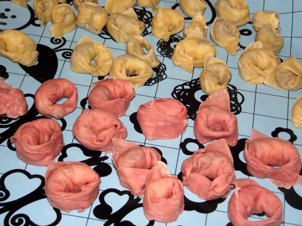 Tortellini ( bicolori ) de casa, cu ciuperci si cascaval