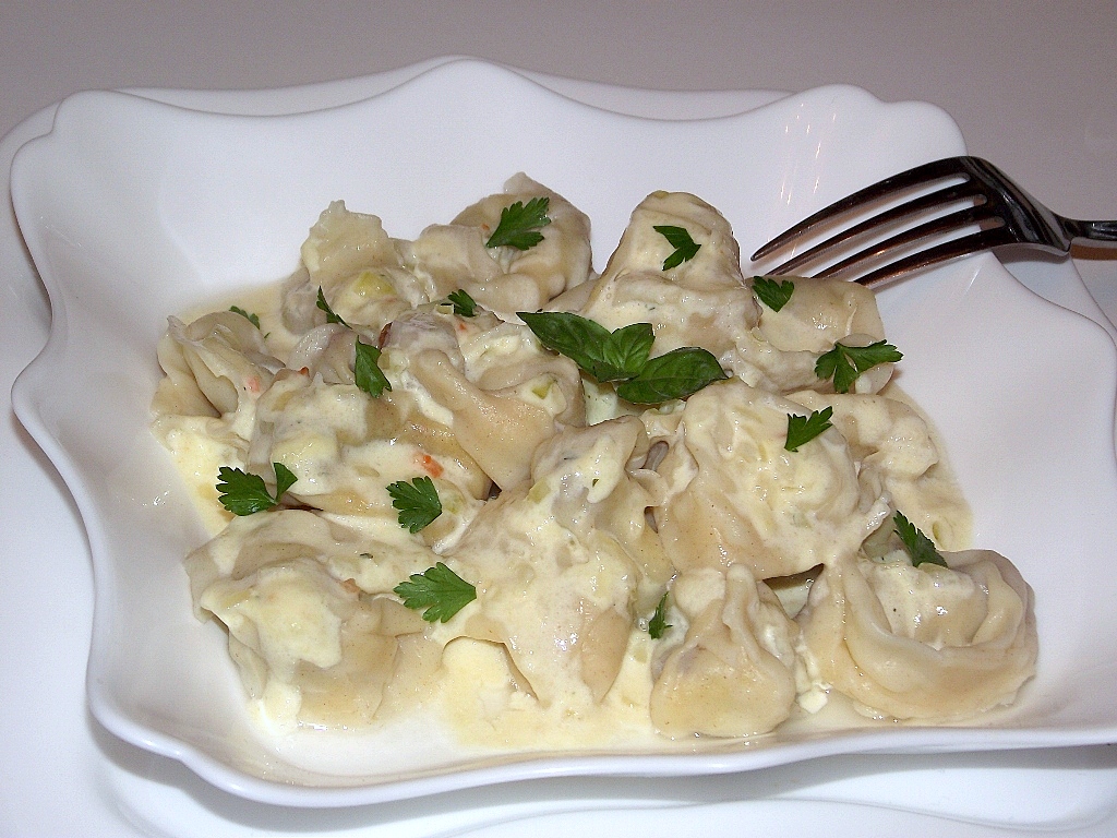 Tortellini ( bicolori ) de casa, cu ciuperci si cascaval