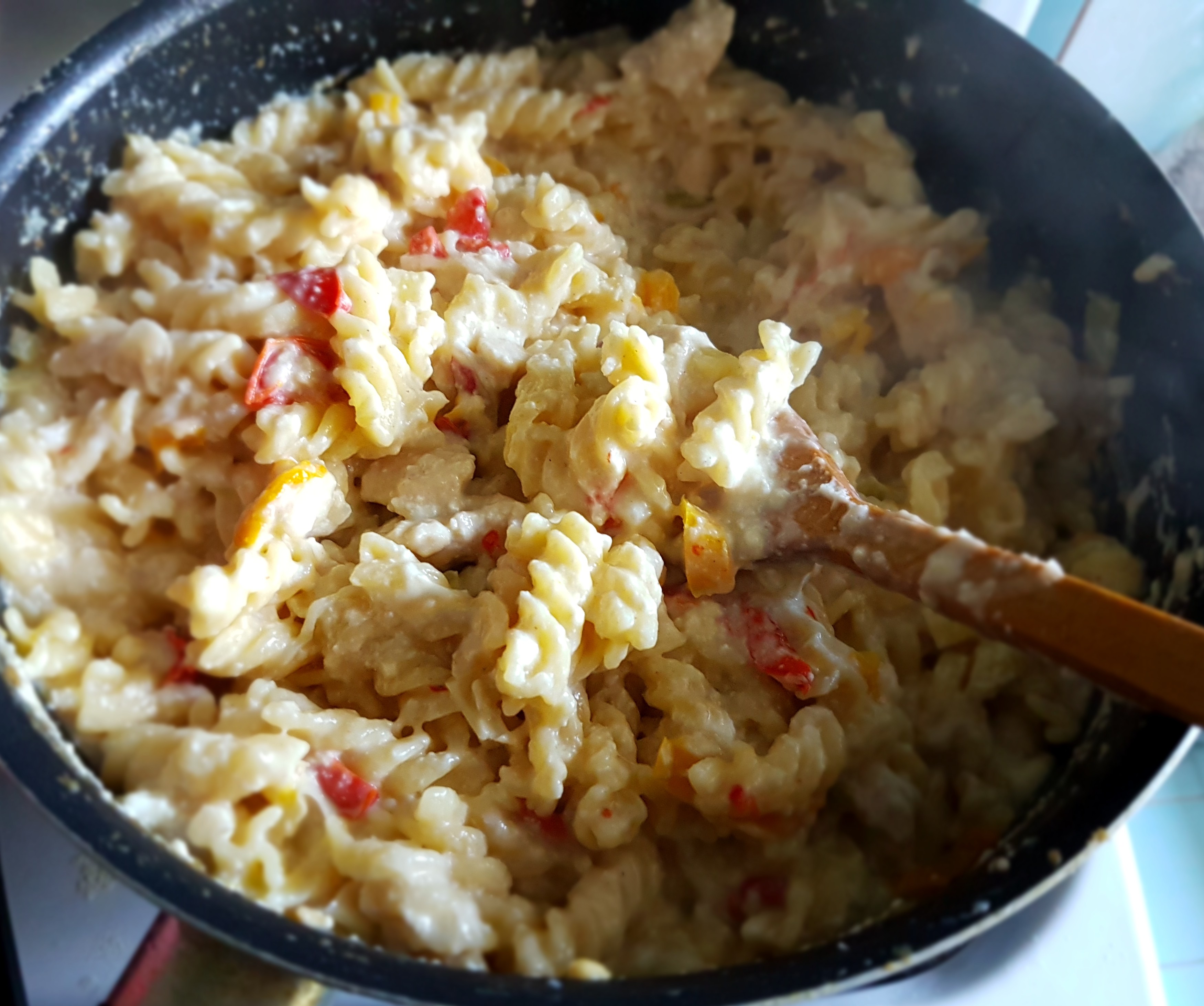 Fusilli cu pui, legume si branza de burduf, in lapte