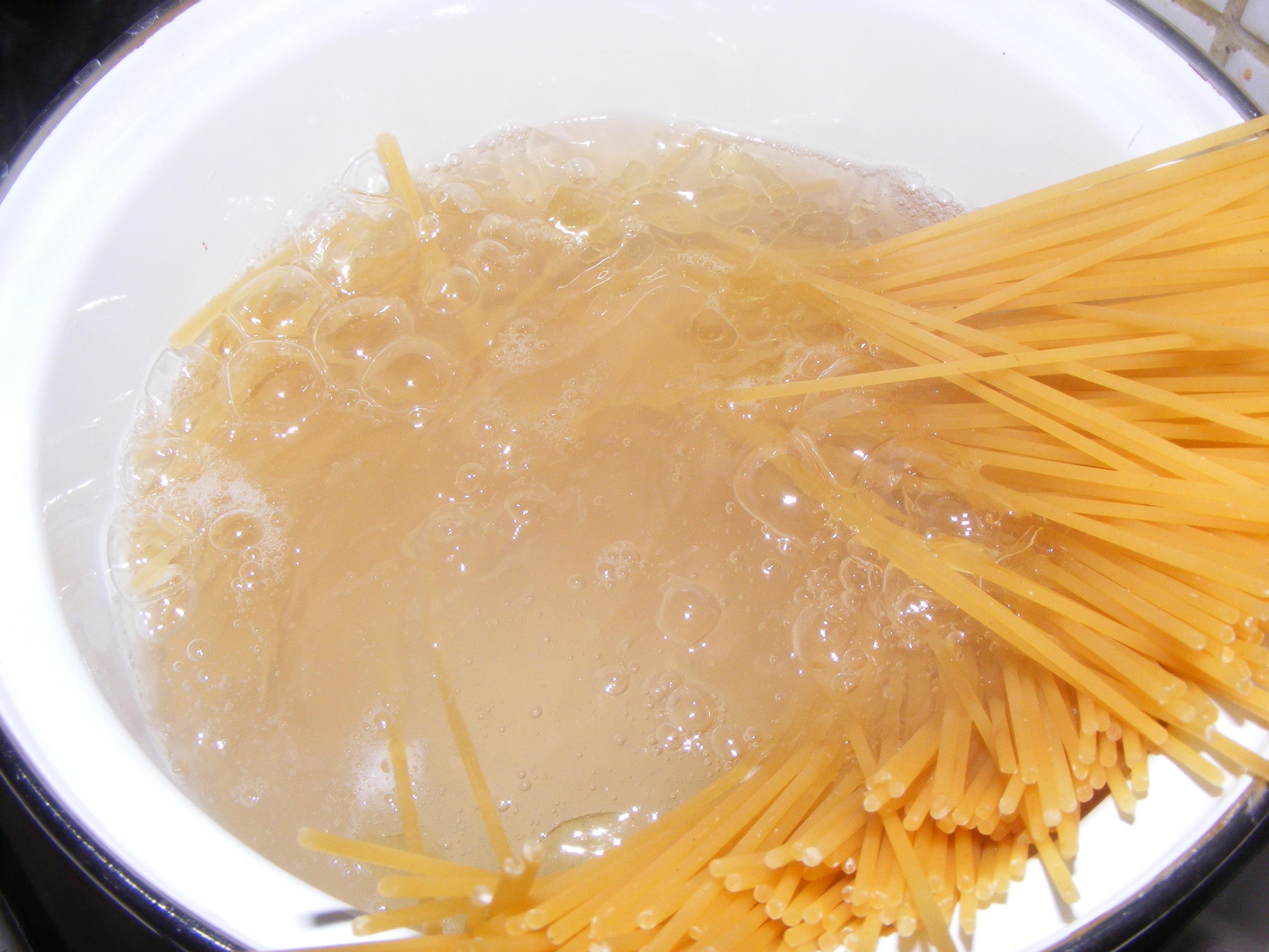 Spaghete cu crema de sfecla coapta in cuptor