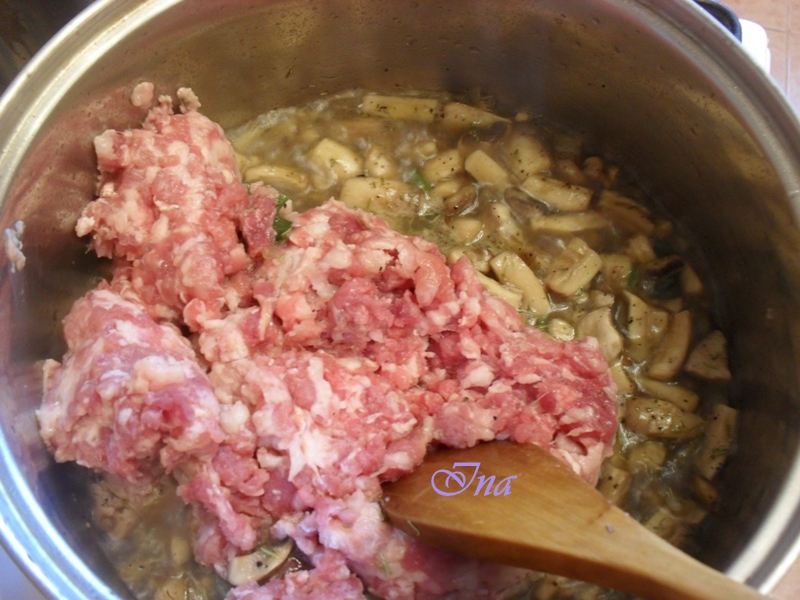Musaca de cartofi cu carne si ciuperci