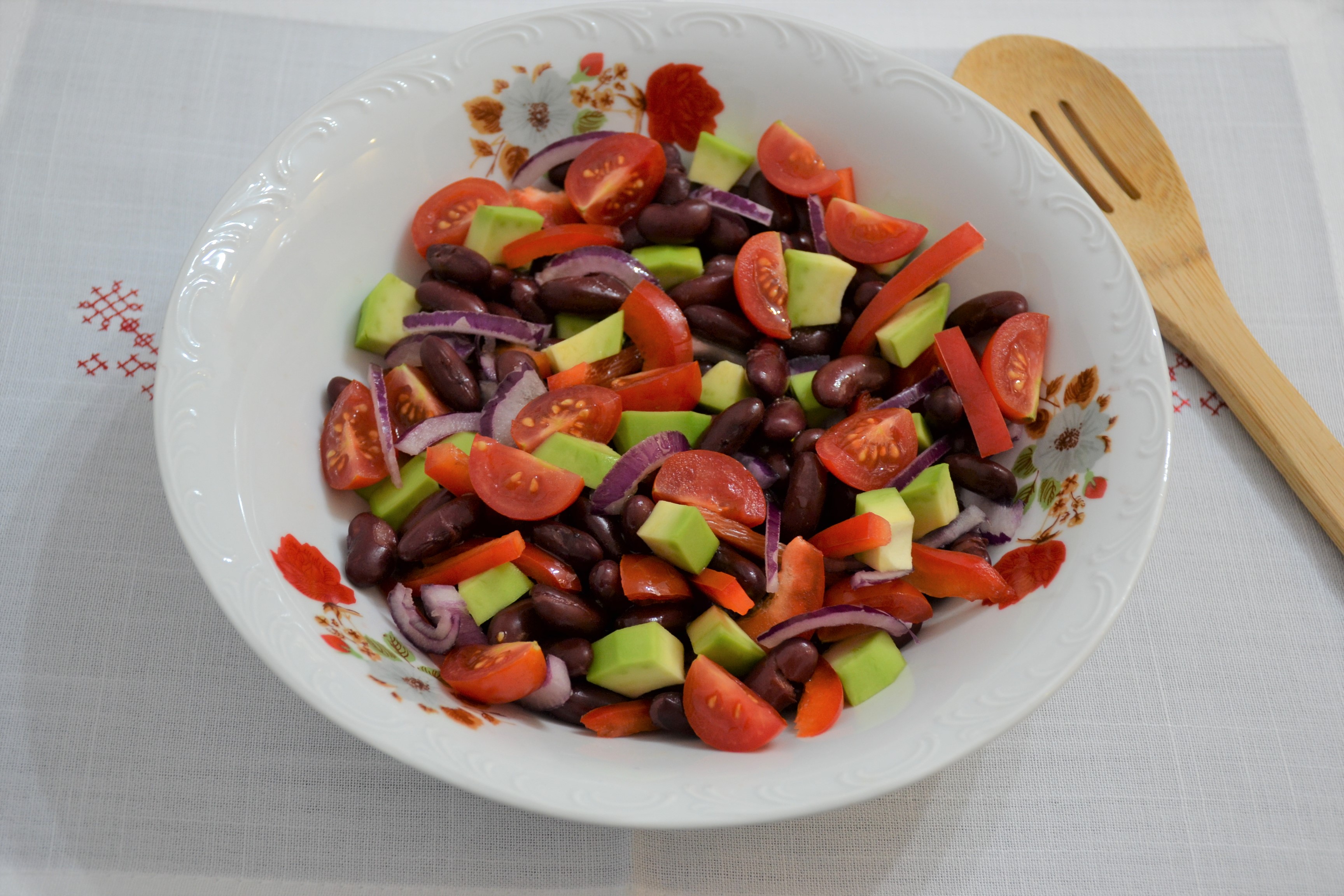 Salata de fasole rosie cu avocado si rosii cherry