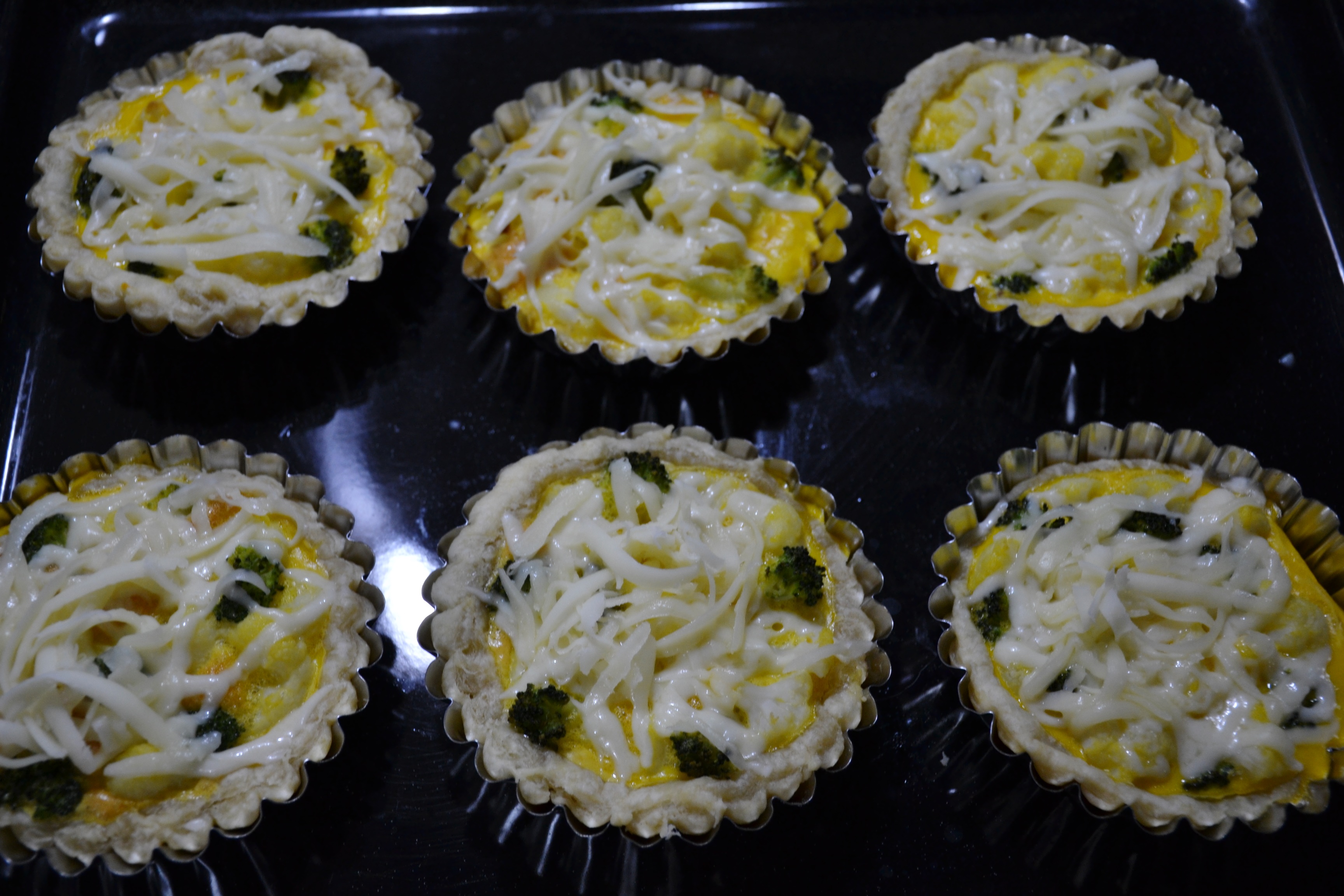 Mini tarte cu conopida si broccoli