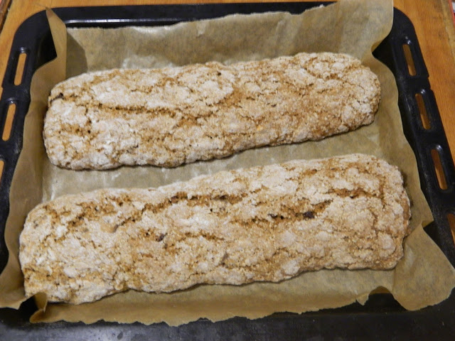 Desert biscotti cu alune, cafea si bucati de ciocolata