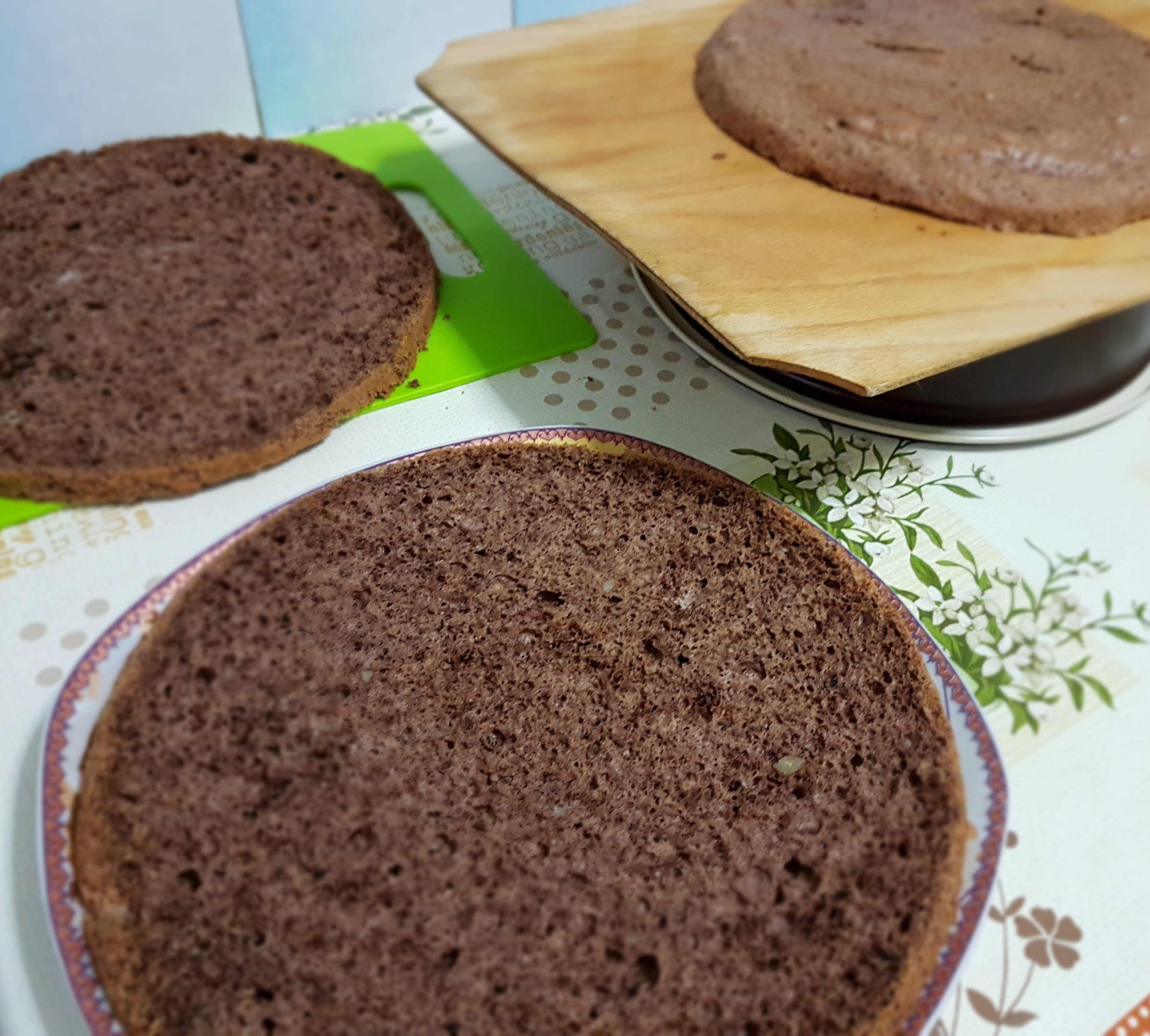 Desert tort cu crema de ciocolata si jeleu de fructe de padure