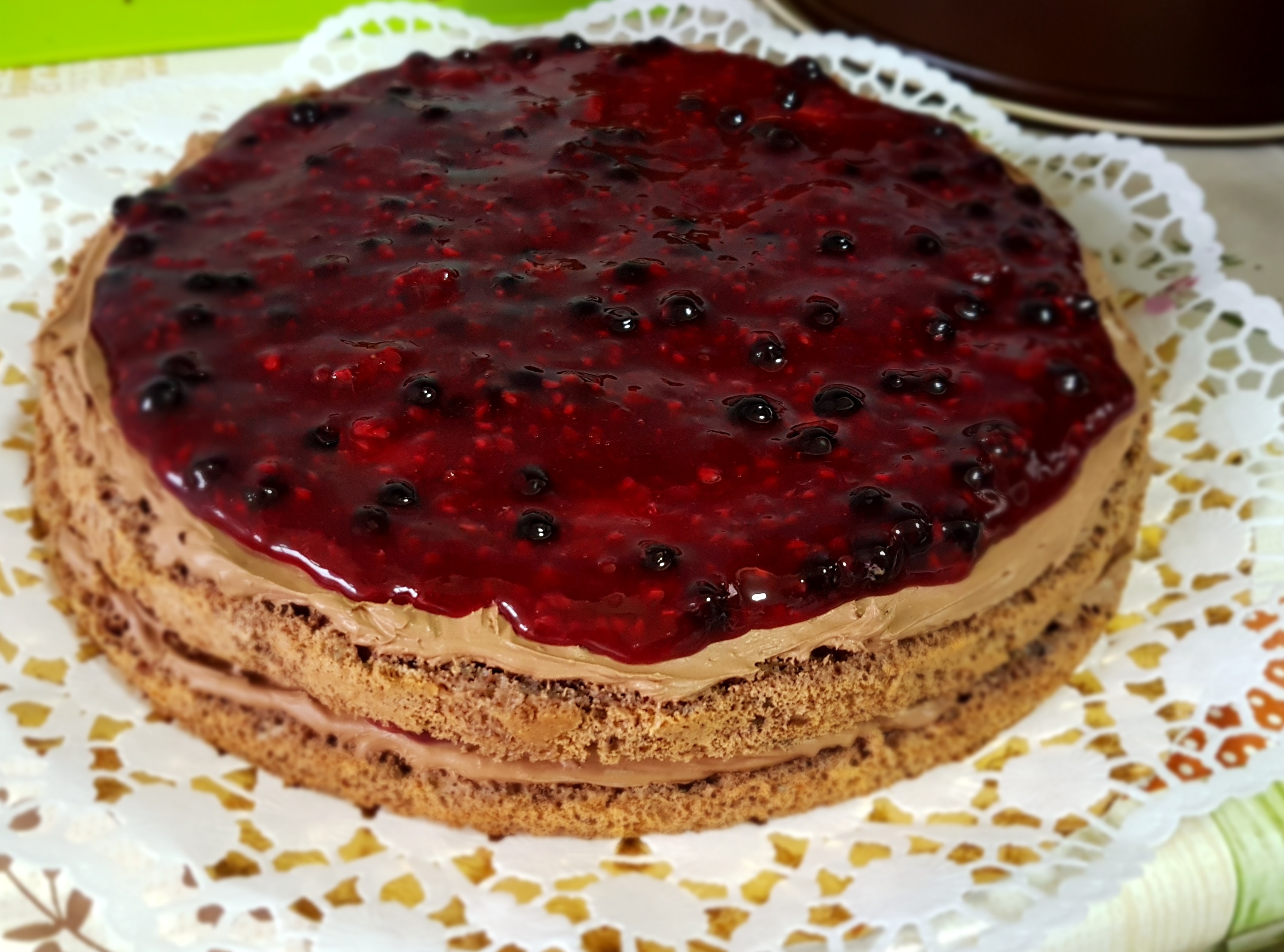 Desert tort cu crema de ciocolata si jeleu de fructe de padure