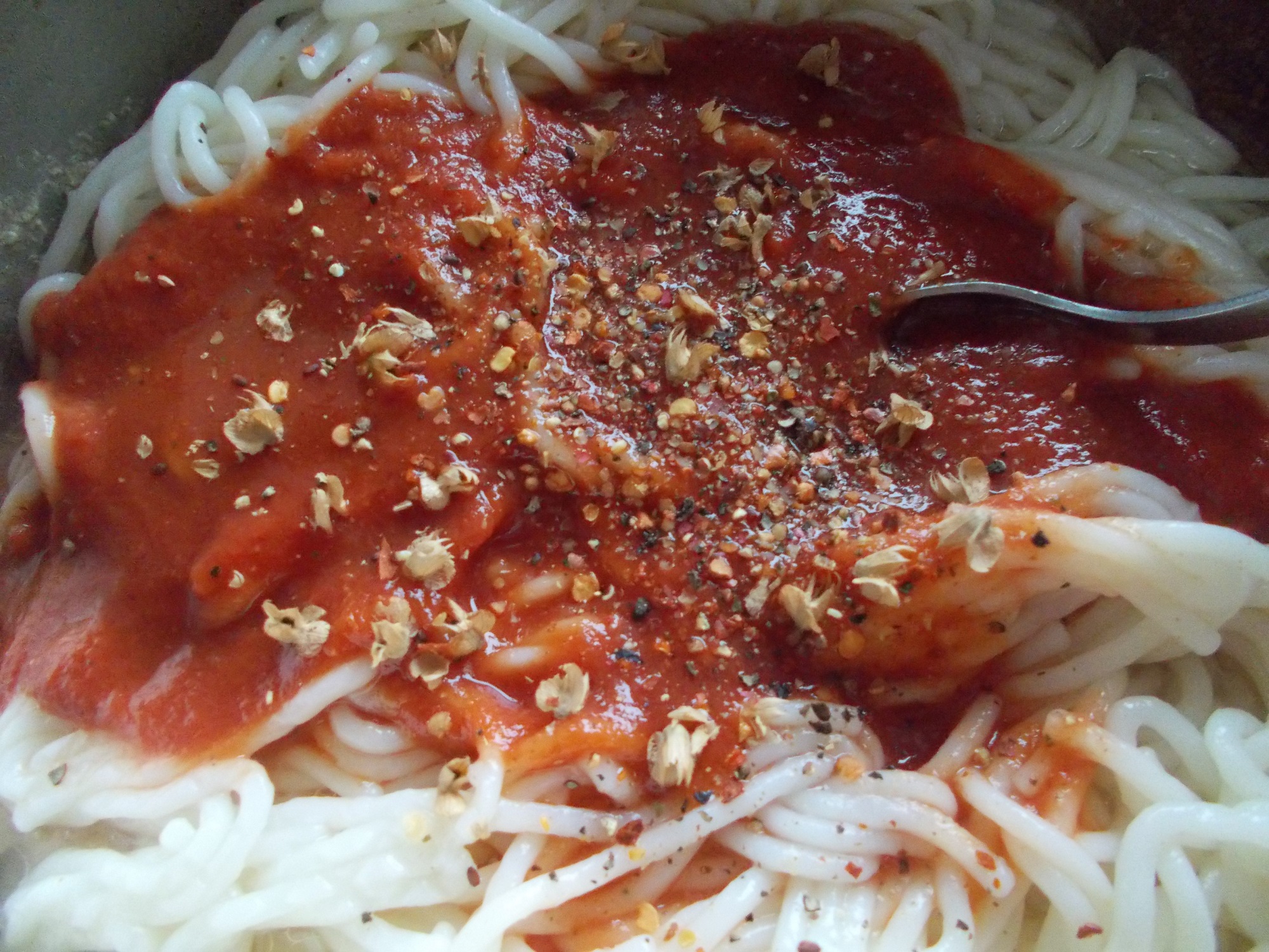 Reteta de spaghete cu carne de porc si sos tomat