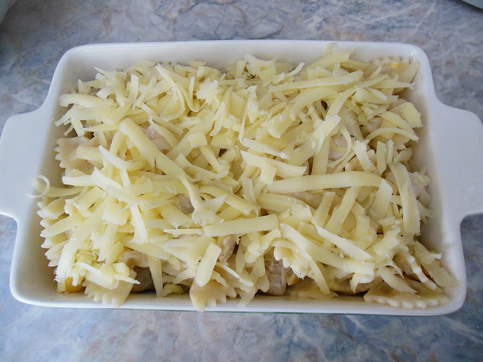 Farfalle cu pui si ciuperci, gratinate