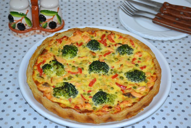 Tarta cu somon, broccoli, mazare si telemea