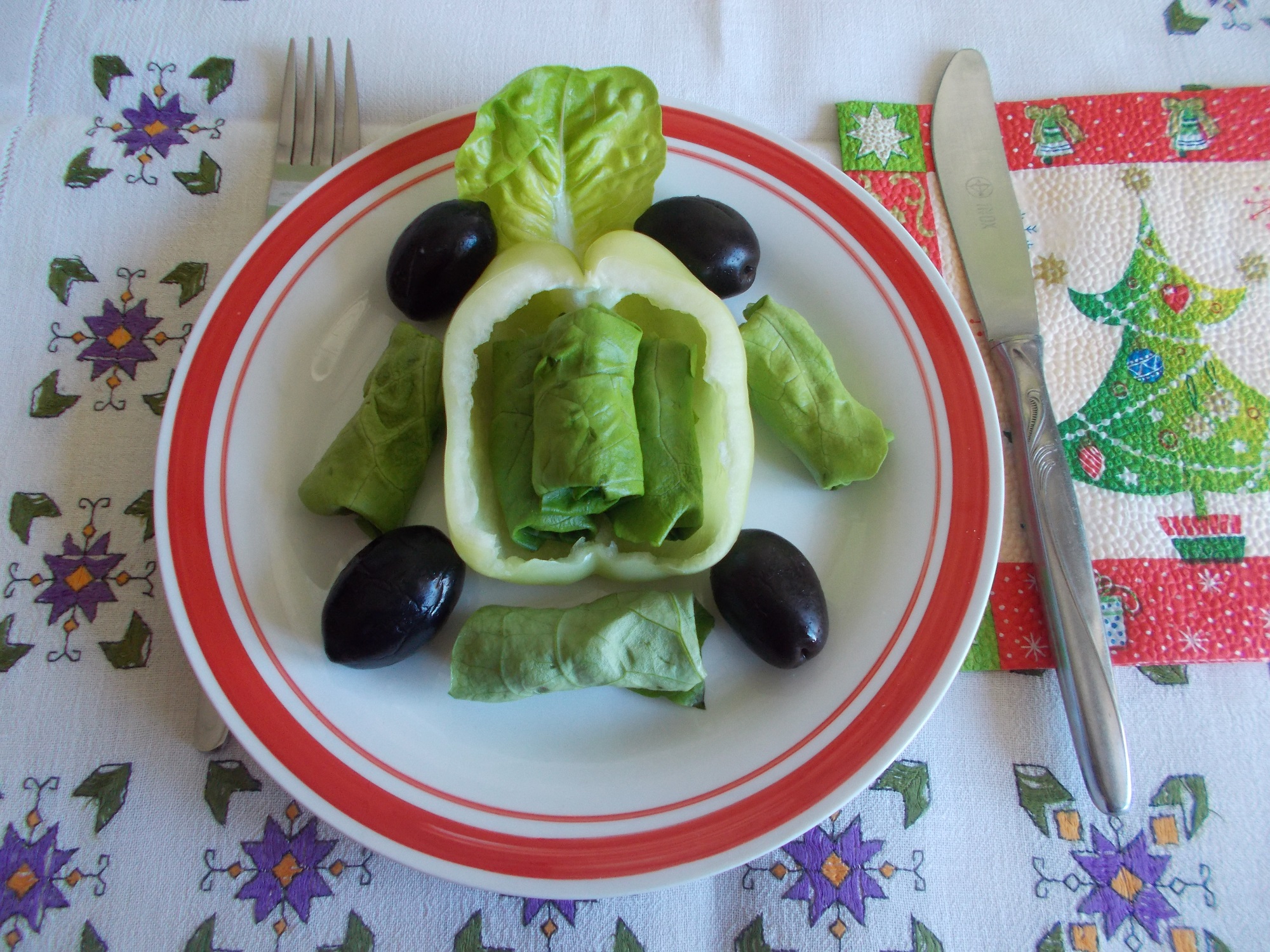 Sarmalute aperitiv, umplute cu salata boeuf