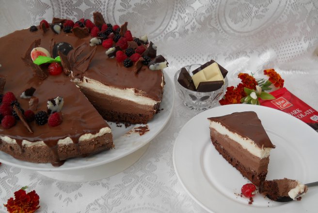 Desert tort cu trei straturi de ciocolata