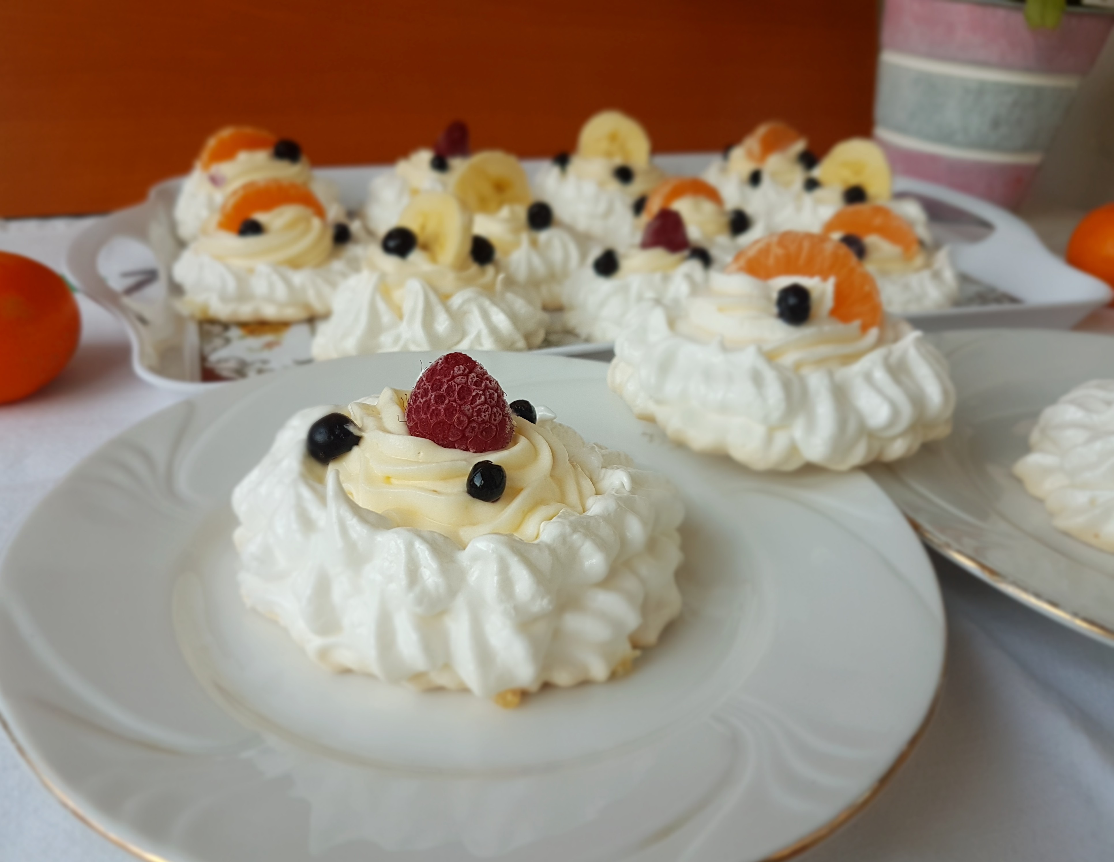 Desert cosulete Pavlova cu crema de lamaie si fructe